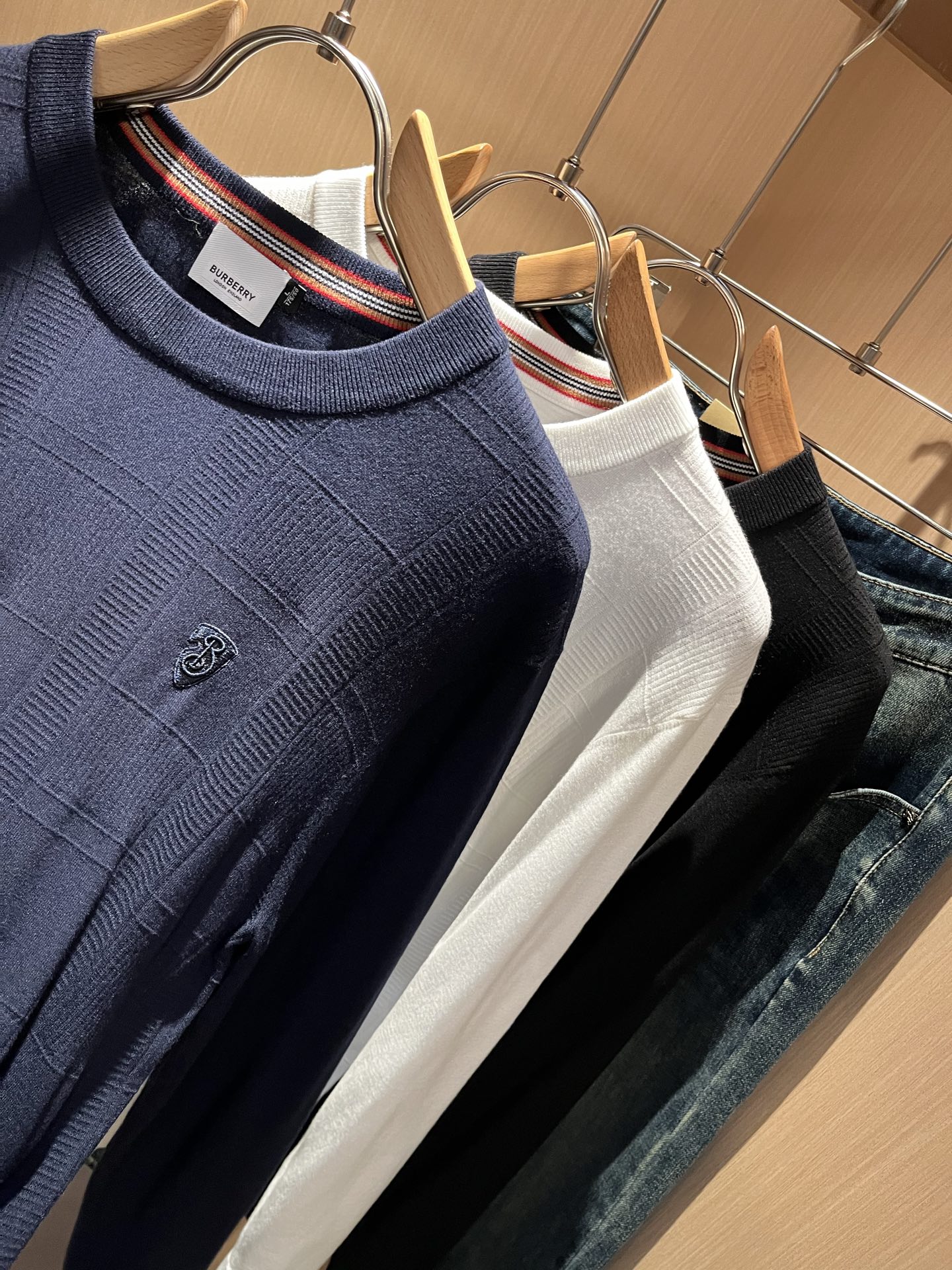 Bur*erry 巴*莉 2025秋冬新款针织羊毛衫，品牌经典设计元素！既不单调也不复杂,恰到好处的展现