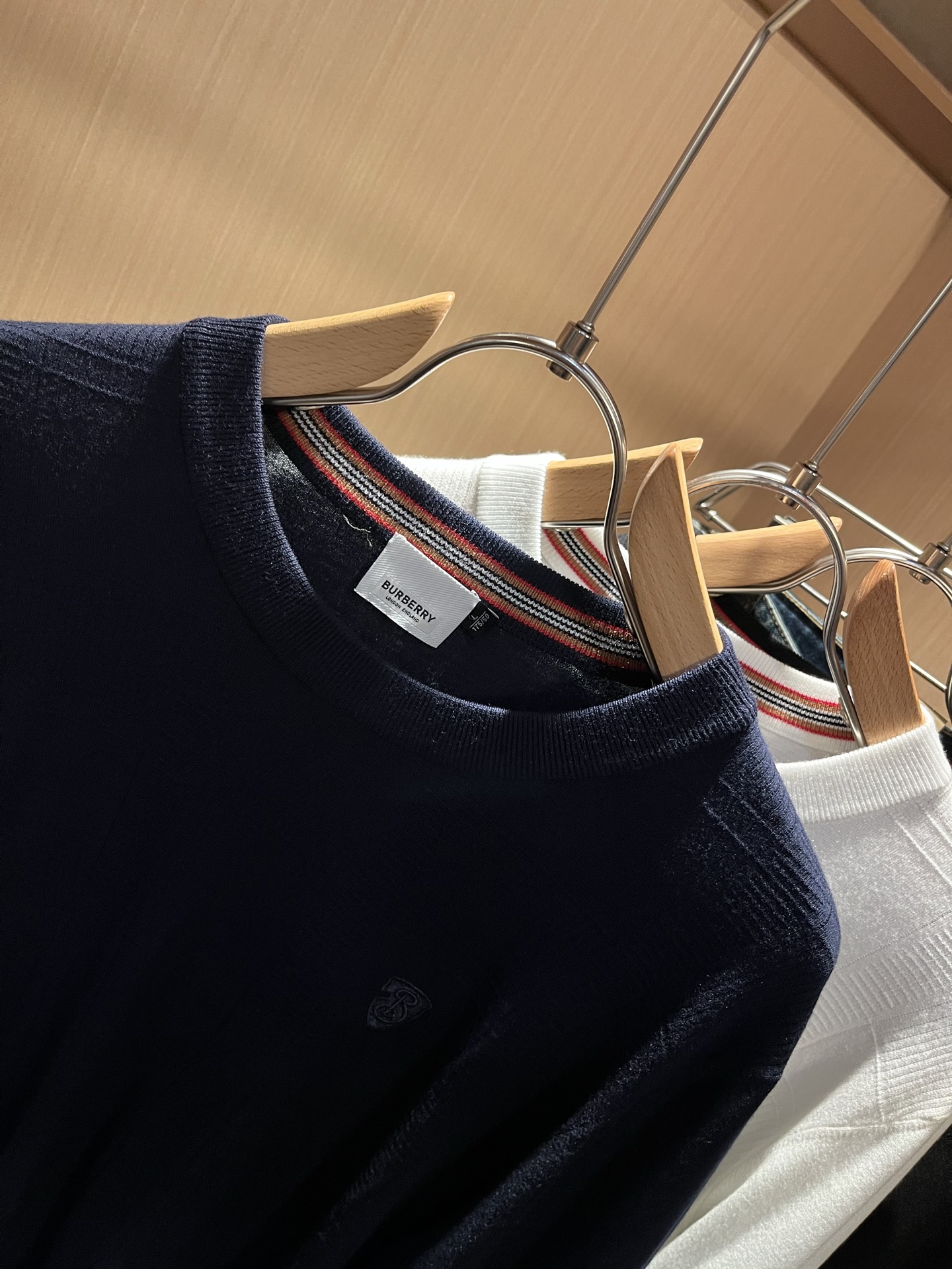 Bur*erry 巴*莉 2025秋冬新款针织羊毛衫，品牌经典设计元素！既不单调也不复杂,恰到好处的展现