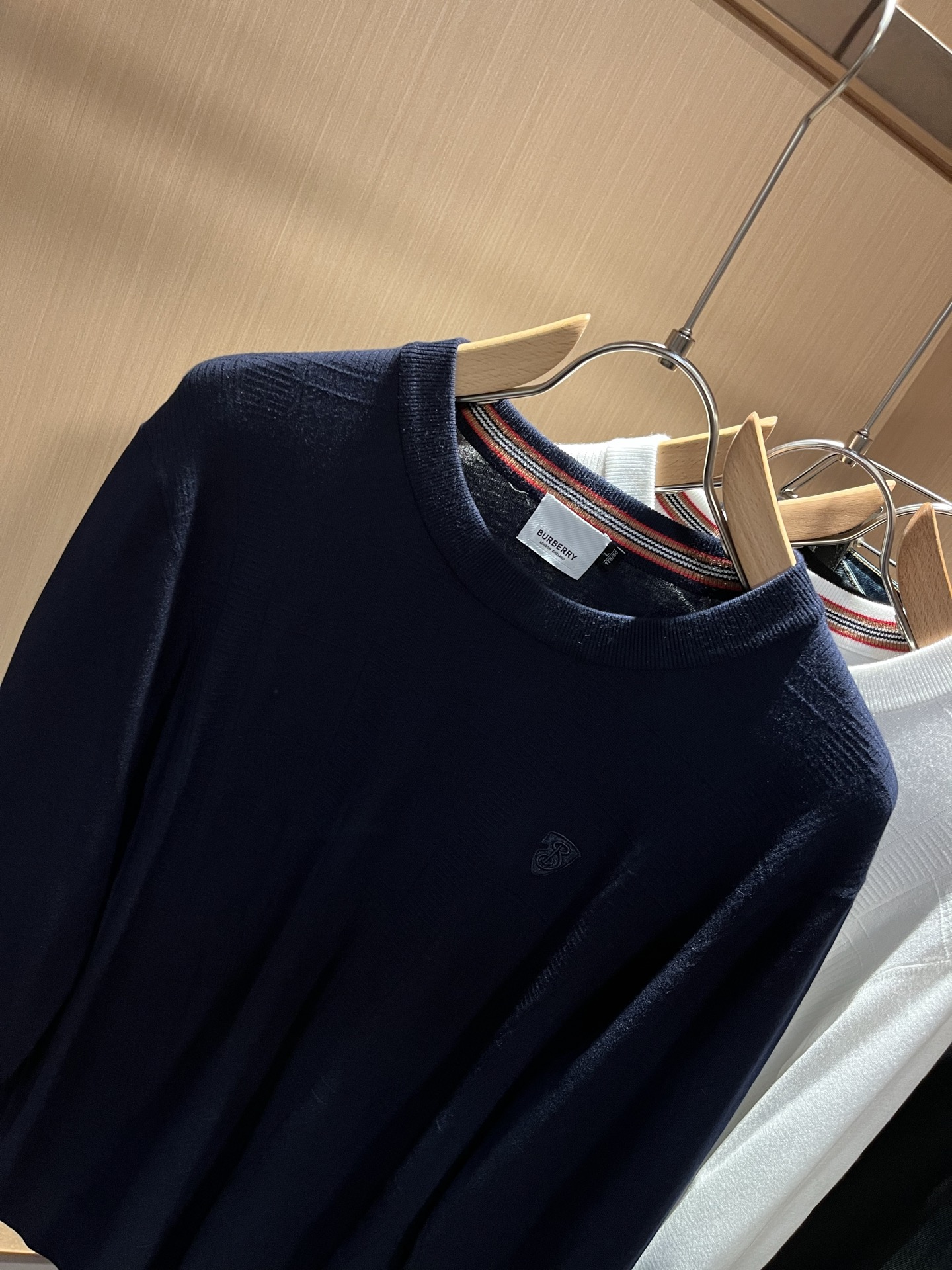 Bur*erry 巴*莉 2025秋冬新款针织羊毛衫，品牌经典设计元素！既不单调也不复杂,恰到好处的展现