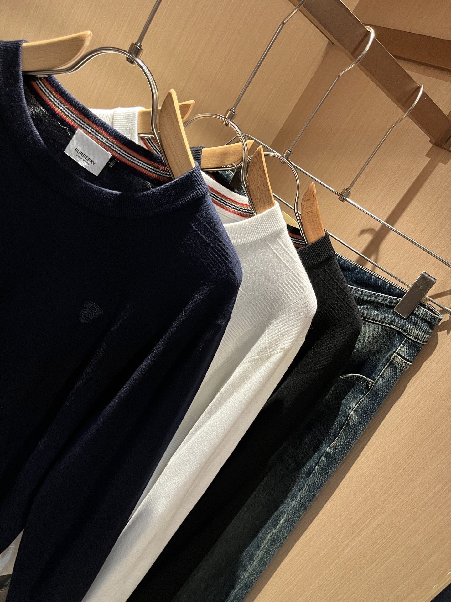 Bur*erry 巴*莉 2025秋冬新款针织羊毛衫，品牌经典设计元素！既不单调也不复杂,恰到好处的展现