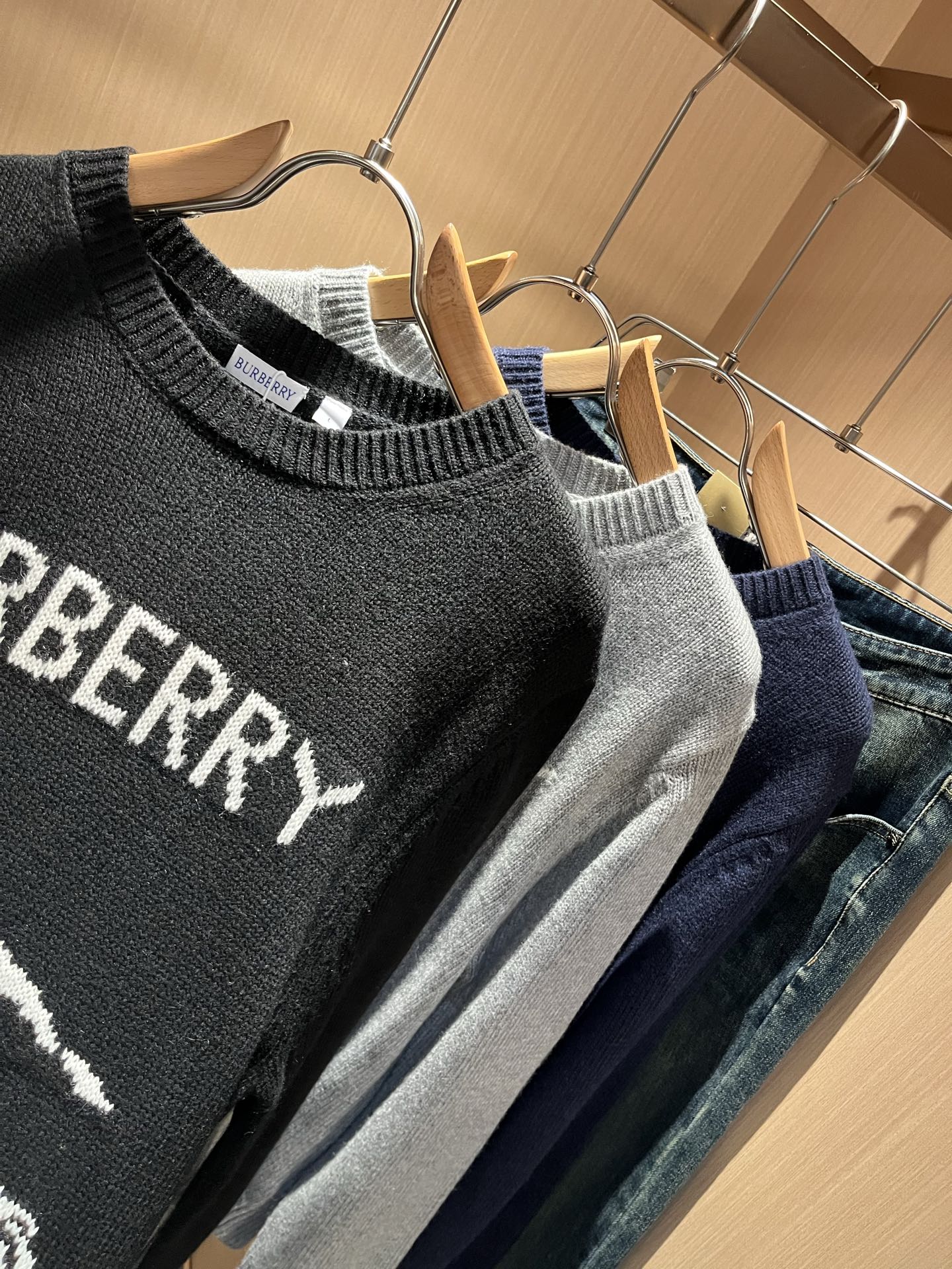 Bur*erry 巴*莉 2025秋冬新款针织羊毛衫，品牌经典设计元素！既不单调也不复杂,恰到好处的展现