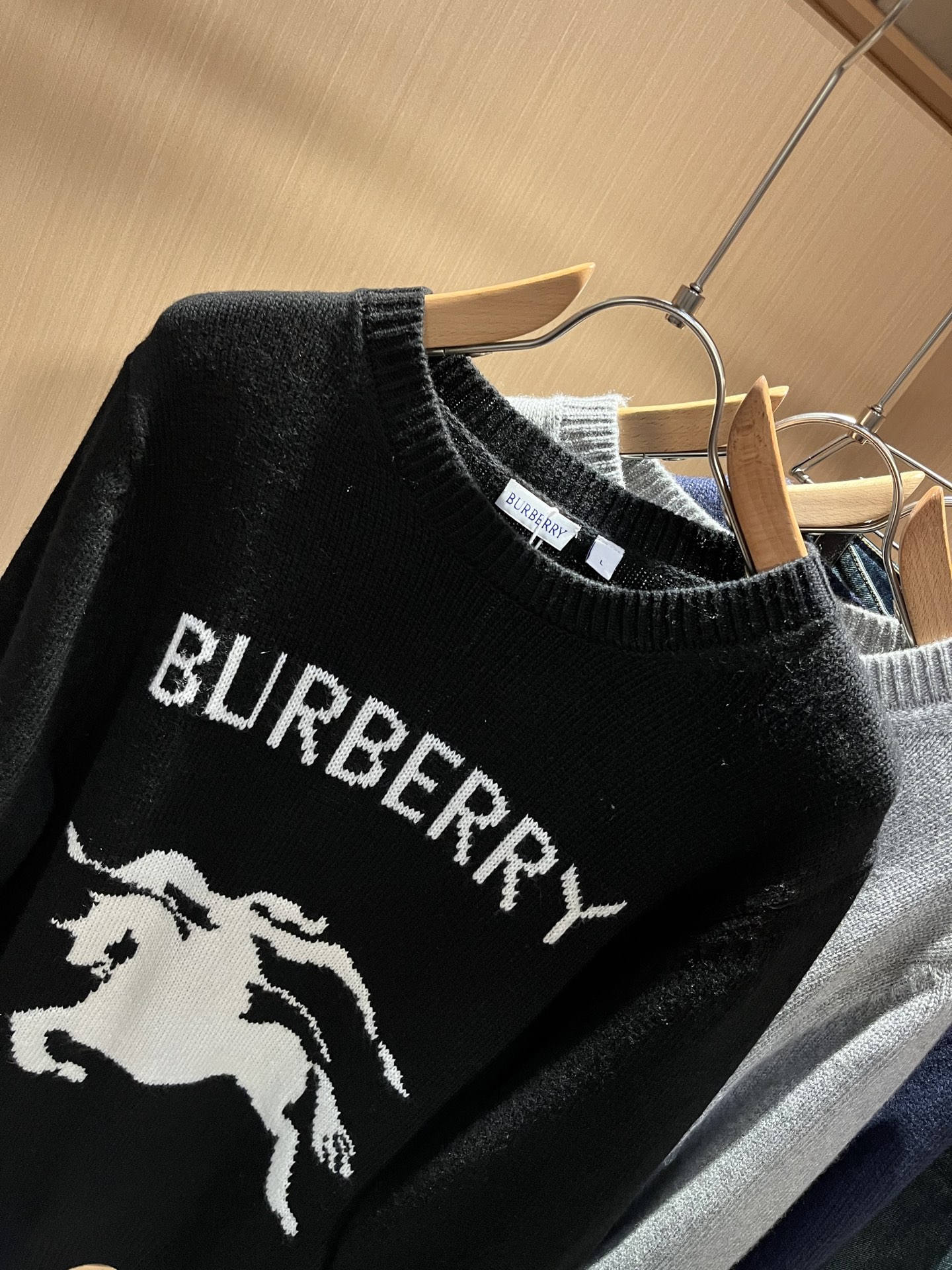 Bur*erry 巴*莉 2025秋冬新款针织羊毛衫，品牌经典设计元素！既不单调也不复杂,恰到好处的展现