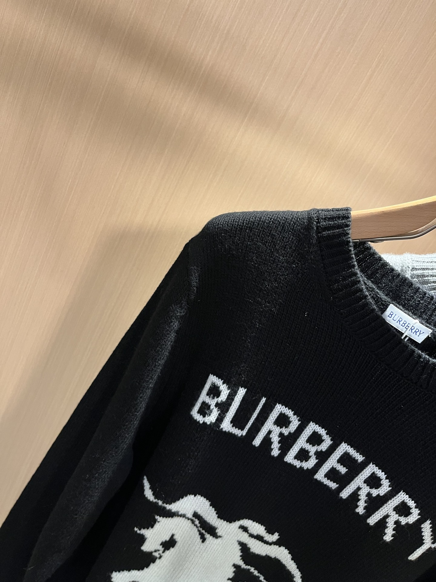 Bur*erry 巴*莉 2025秋冬新款针织羊毛衫，品牌经典设计元素！既不单调也不复杂,恰到好处的展现