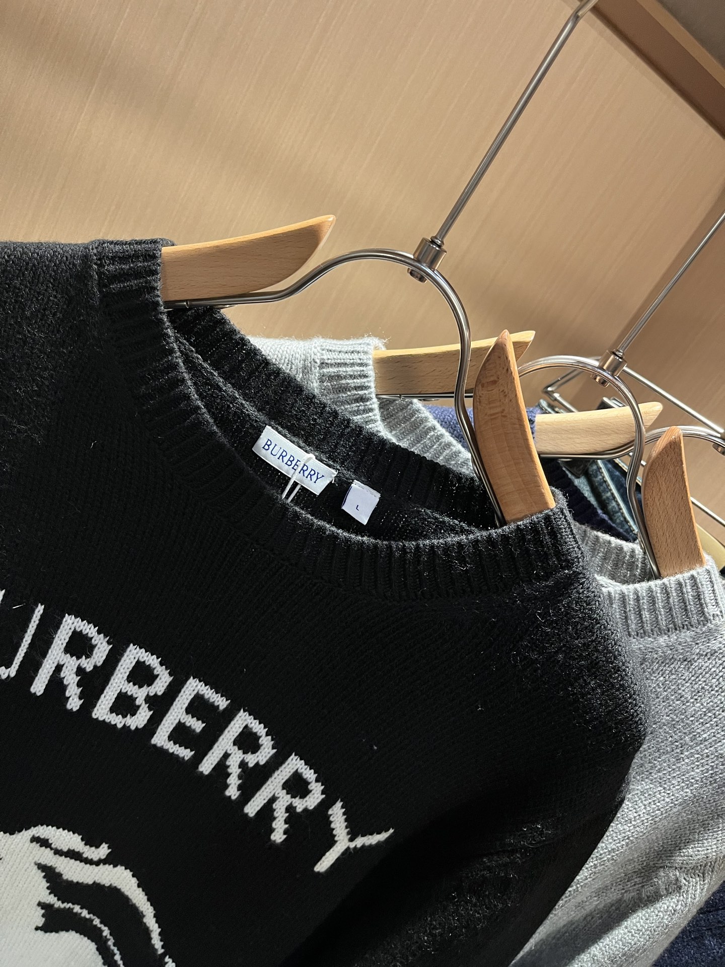 Bur*erry 巴*莉 2025秋冬新款针织羊毛衫，品牌经典设计元素！既不单调也不复杂,恰到好处的展现