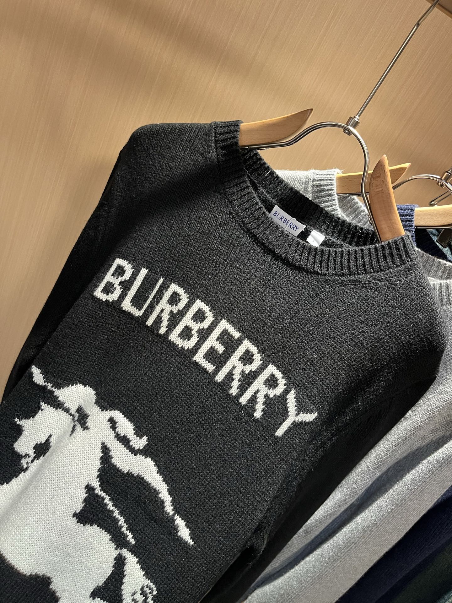 Bur*erry 巴*莉 2025秋冬新款针织羊毛衫，品牌经典设计元素！既不单调也不复杂,恰到好处的展现