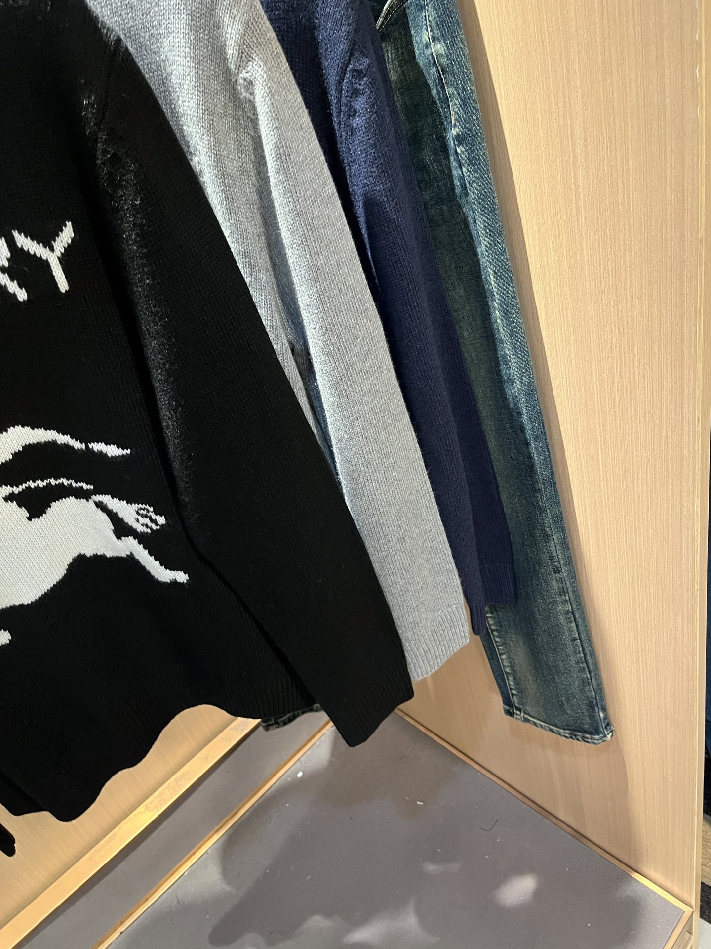 Bur*erry 巴*莉 2025秋冬新款针织羊毛衫，品牌经典设计元素！既不单调也不复杂,恰到好处的展现