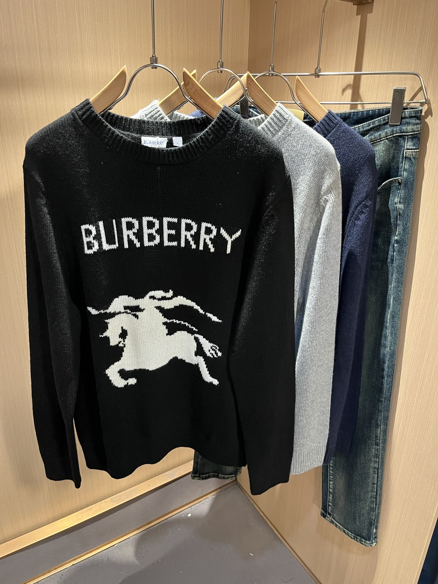 Bur*erry 巴*莉 2025秋冬新款针织羊毛衫，品牌经典设计元素！既不单调也不复杂,恰到好处的展现