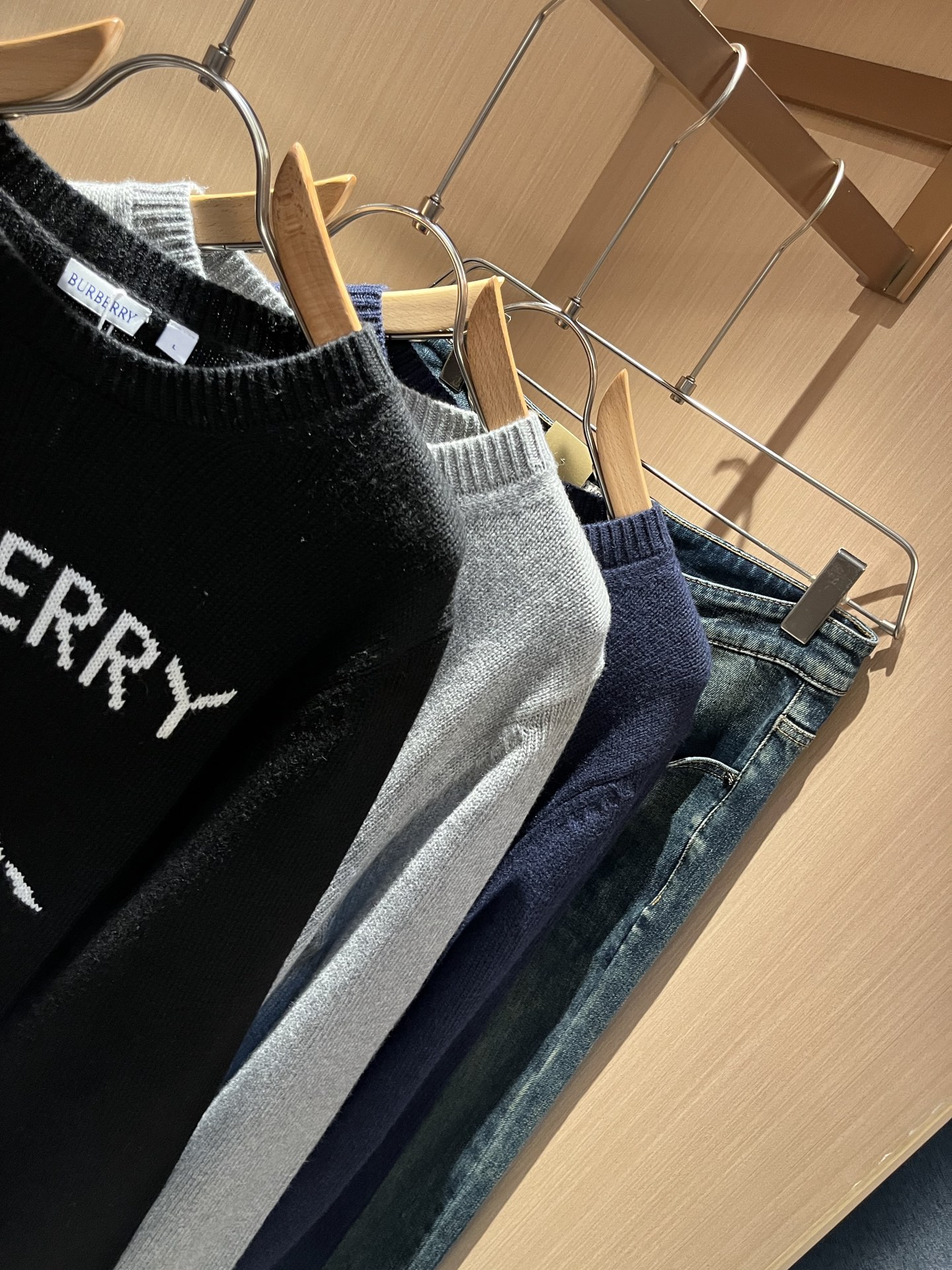 Bur*erry 巴*莉 2025秋冬新款针织羊毛衫，品牌经典设计元素！既不单调也不复杂,恰到好处的展现