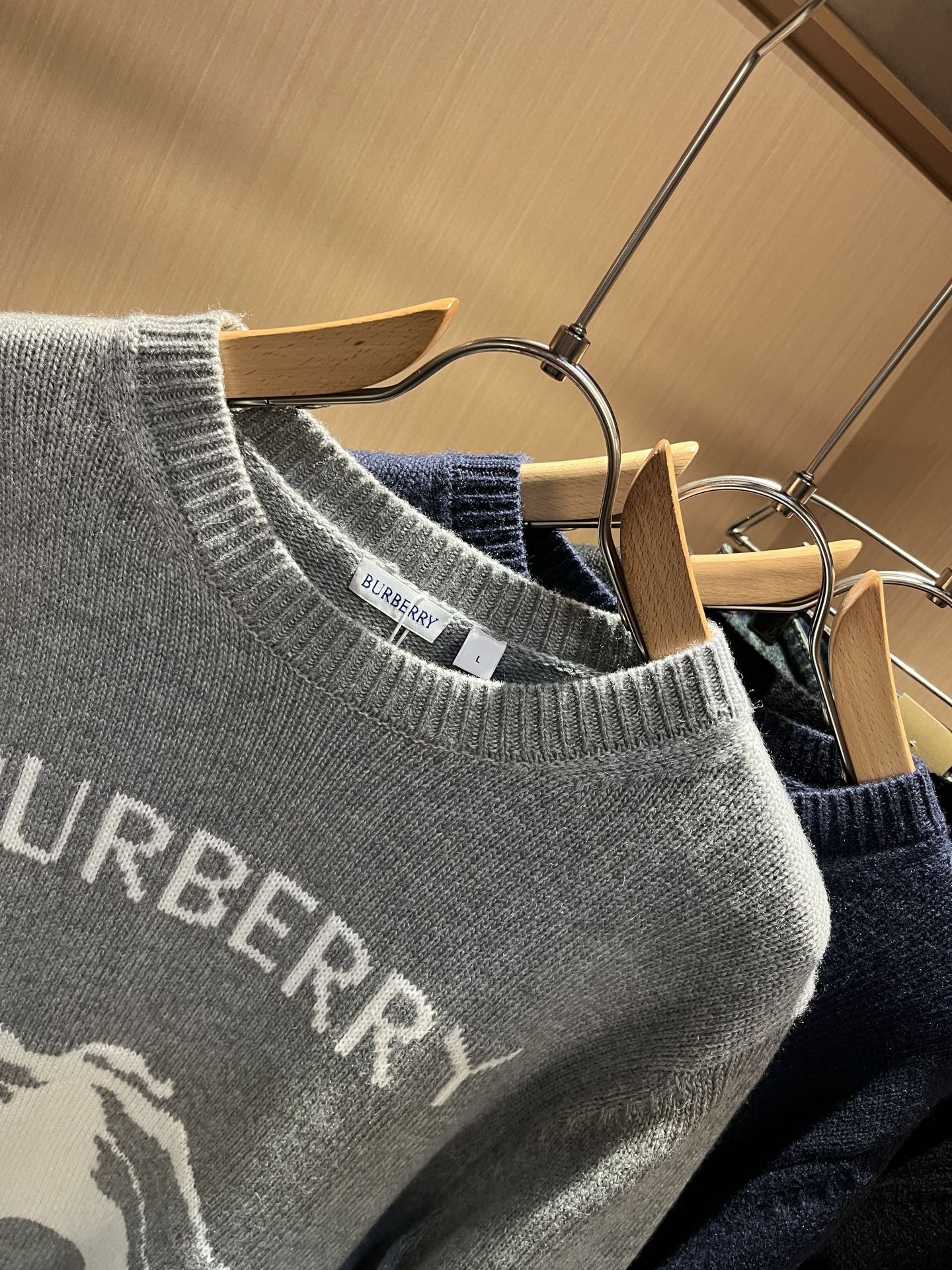 Bur*erry 巴*莉 2025秋冬新款针织羊毛衫，品牌经典设计元素！既不单调也不复杂,恰到好处的展现