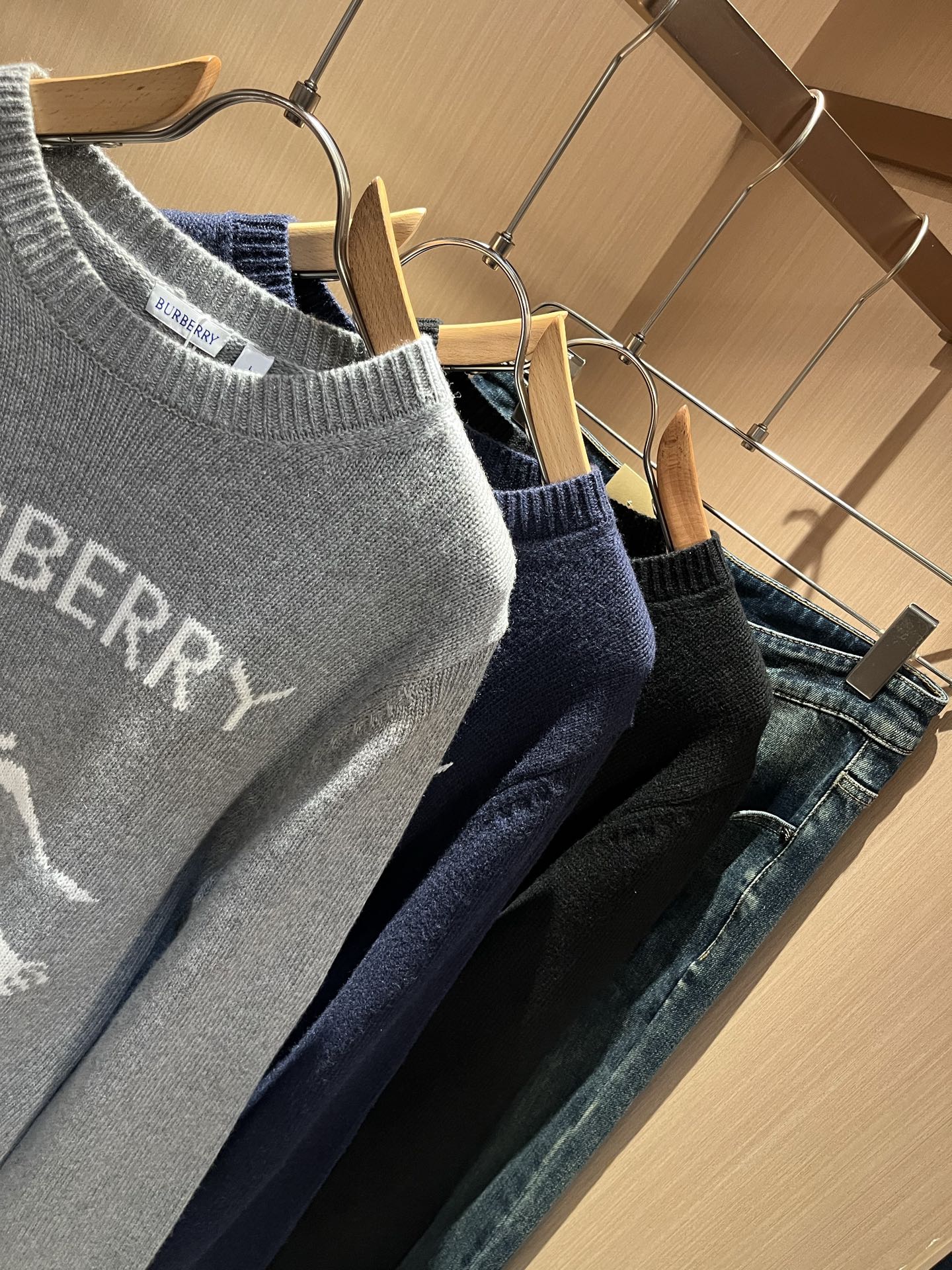 Bur*erry 巴*莉 2025秋冬新款针织羊毛衫，品牌经典设计元素！既不单调也不复杂,恰到好处的展现