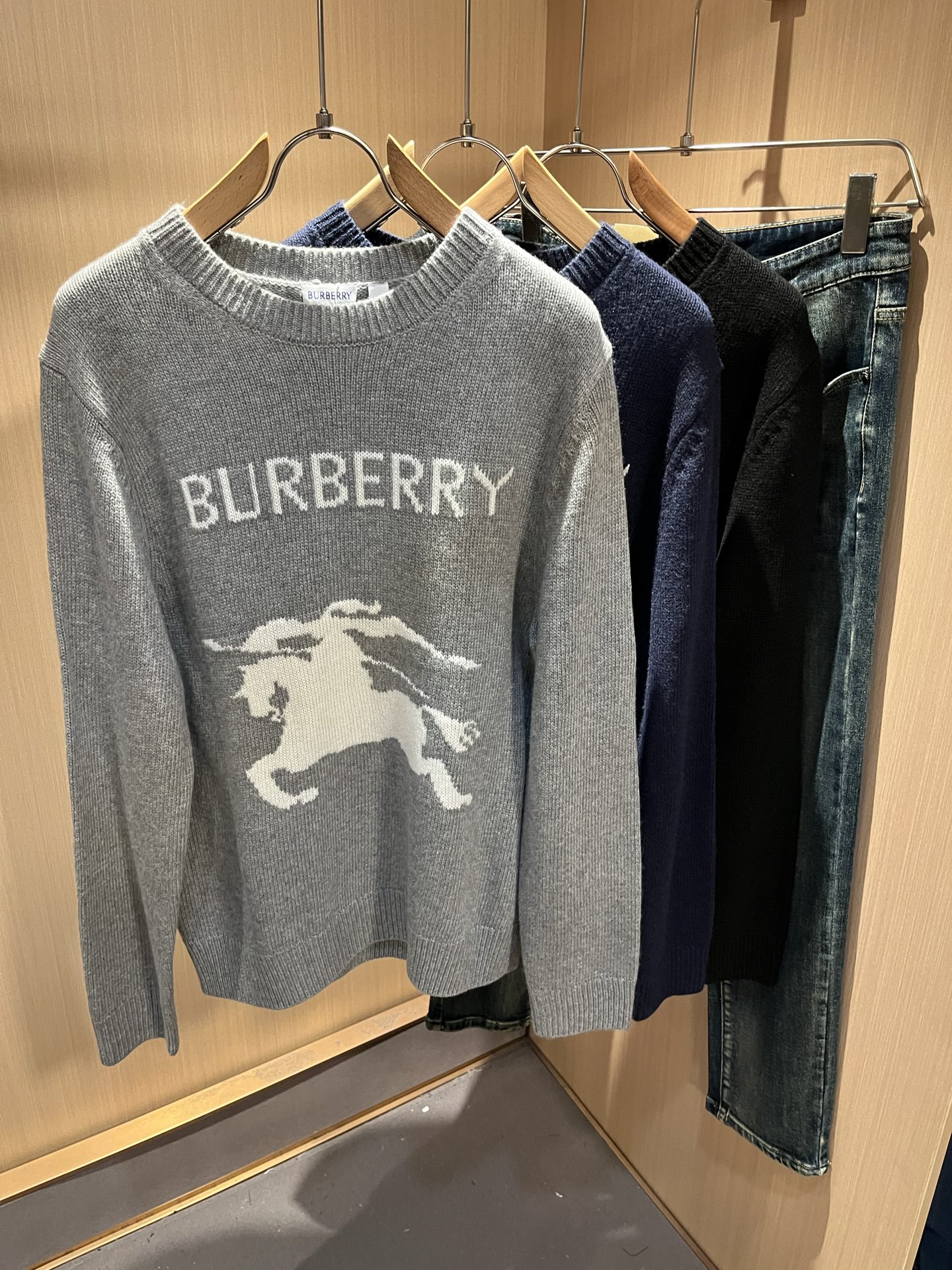 Bur*erry 巴*莉 2025秋冬新款针织羊毛衫，品牌经典设计元素！既不单调也不复杂,恰到好处的展现