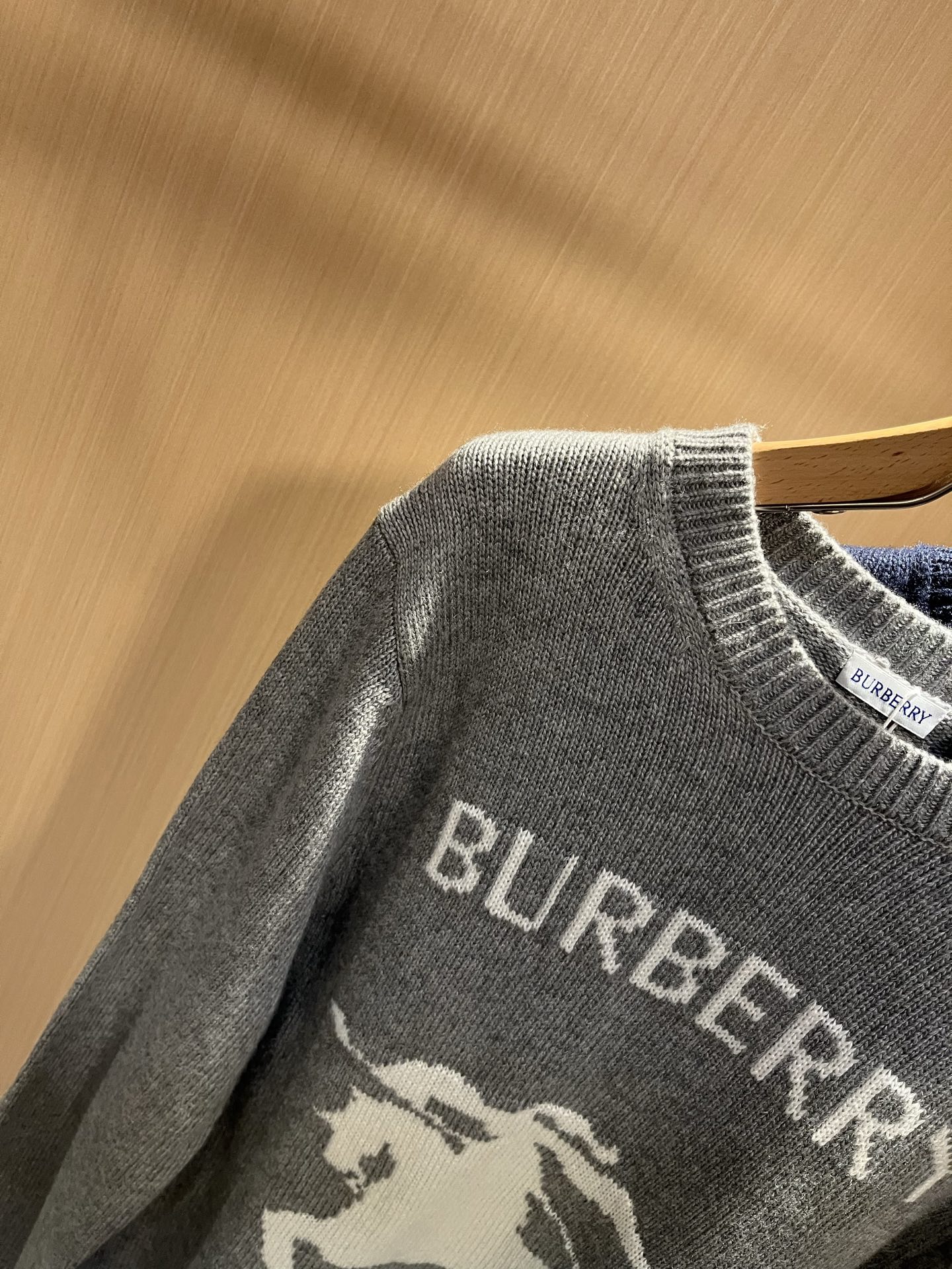 Bur*erry 巴*莉 2025秋冬新款针织羊毛衫，品牌经典设计元素！既不单调也不复杂,恰到好处的展现