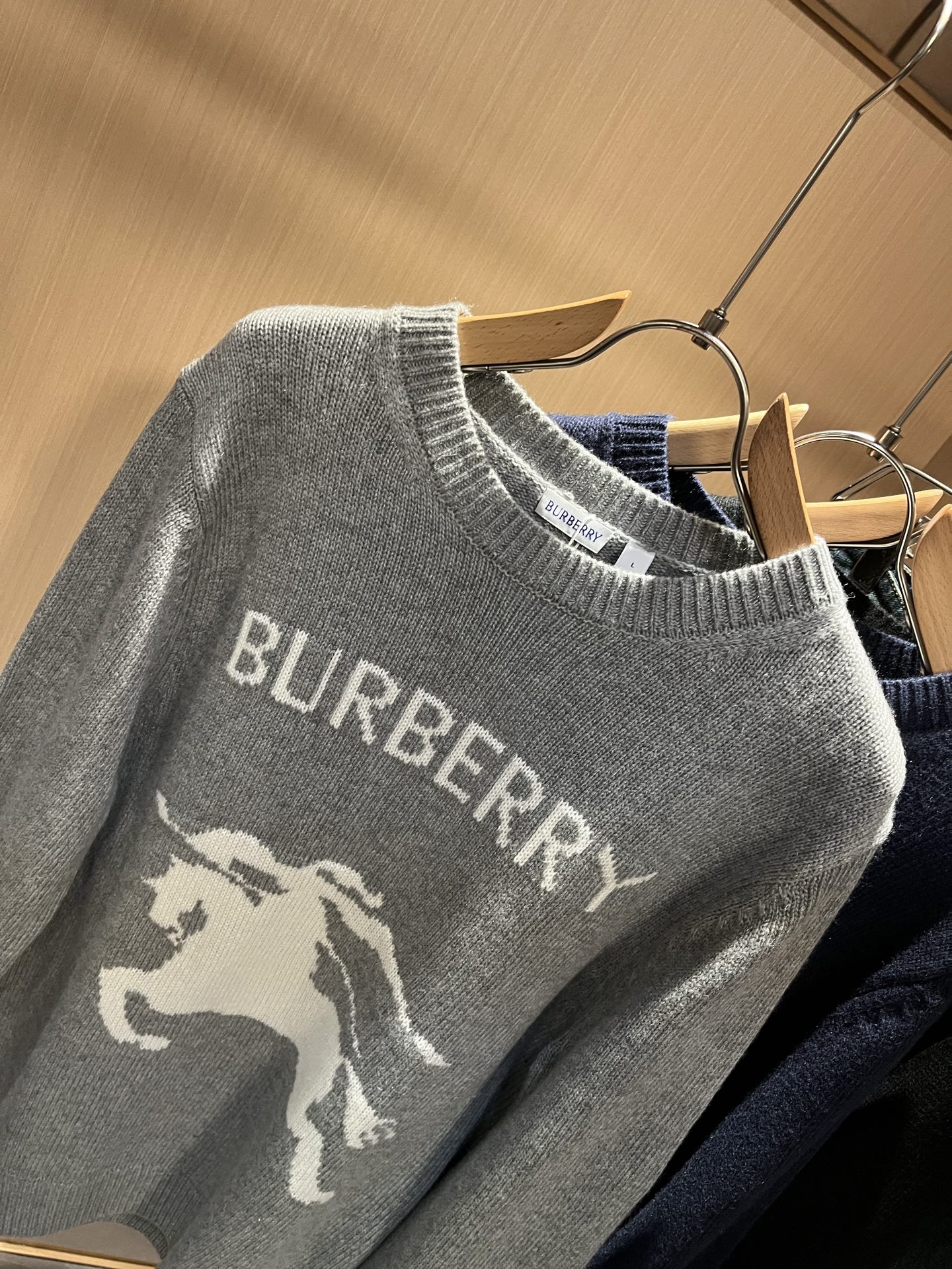 Bur*erry 巴*莉 2025秋冬新款针织羊毛衫，品牌经典设计元素！既不单调也不复杂,恰到好处的展现