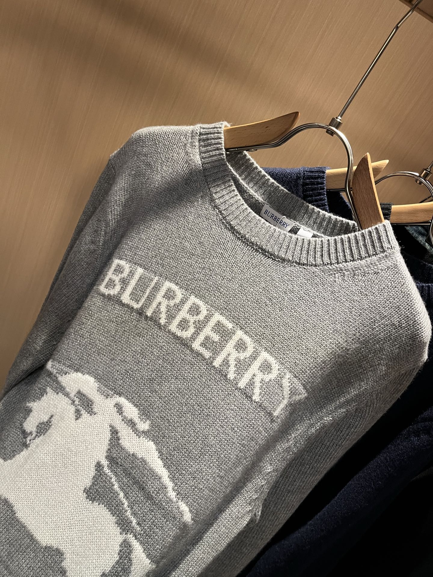 Bur*erry 巴*莉 2025秋冬新款针织羊毛衫，品牌经典设计元素！既不单调也不复杂,恰到好处的展现