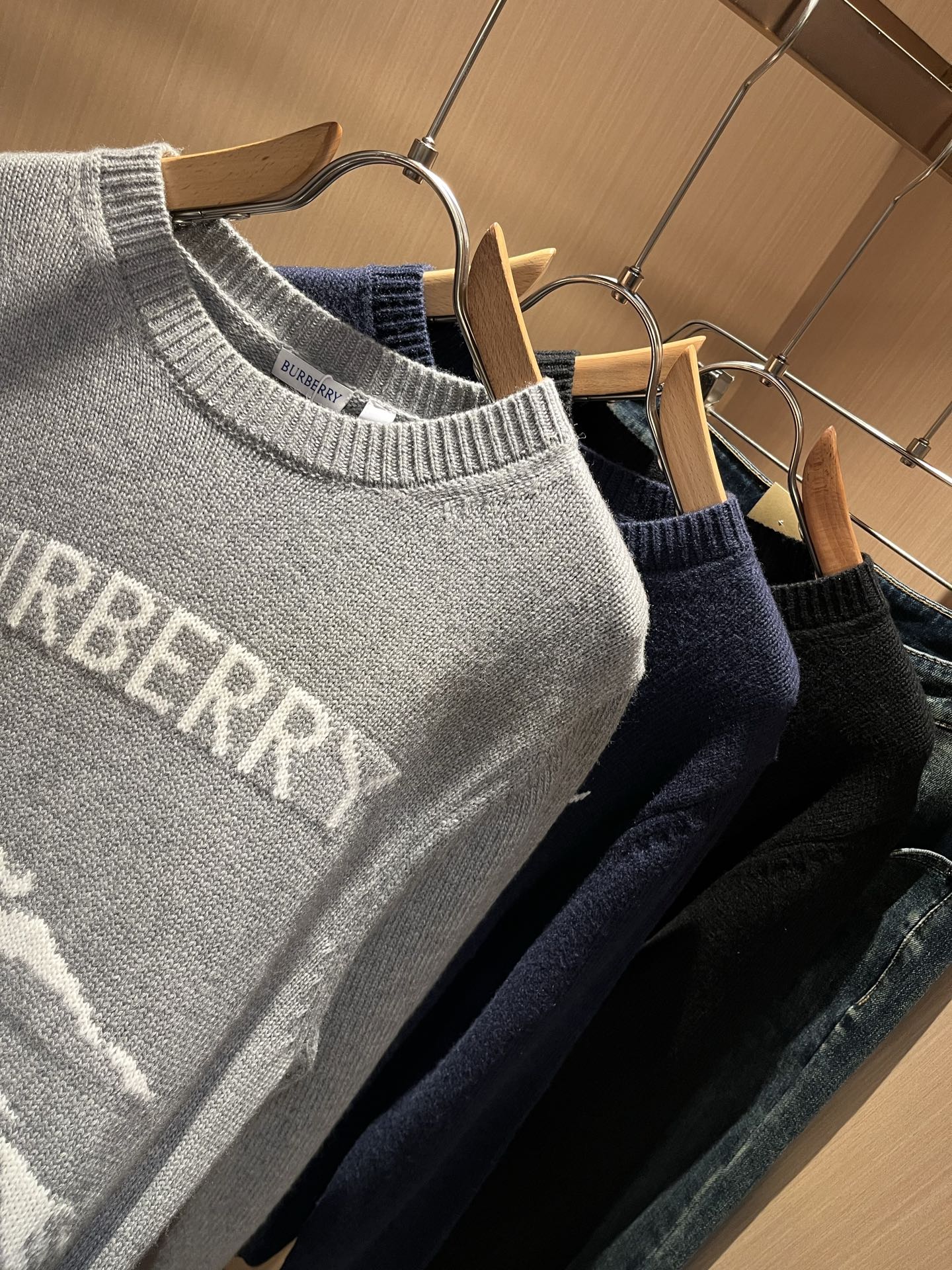 Bur*erry 巴*莉 2025秋冬新款针织羊毛衫，品牌经典设计元素！既不单调也不复杂,恰到好处的展现