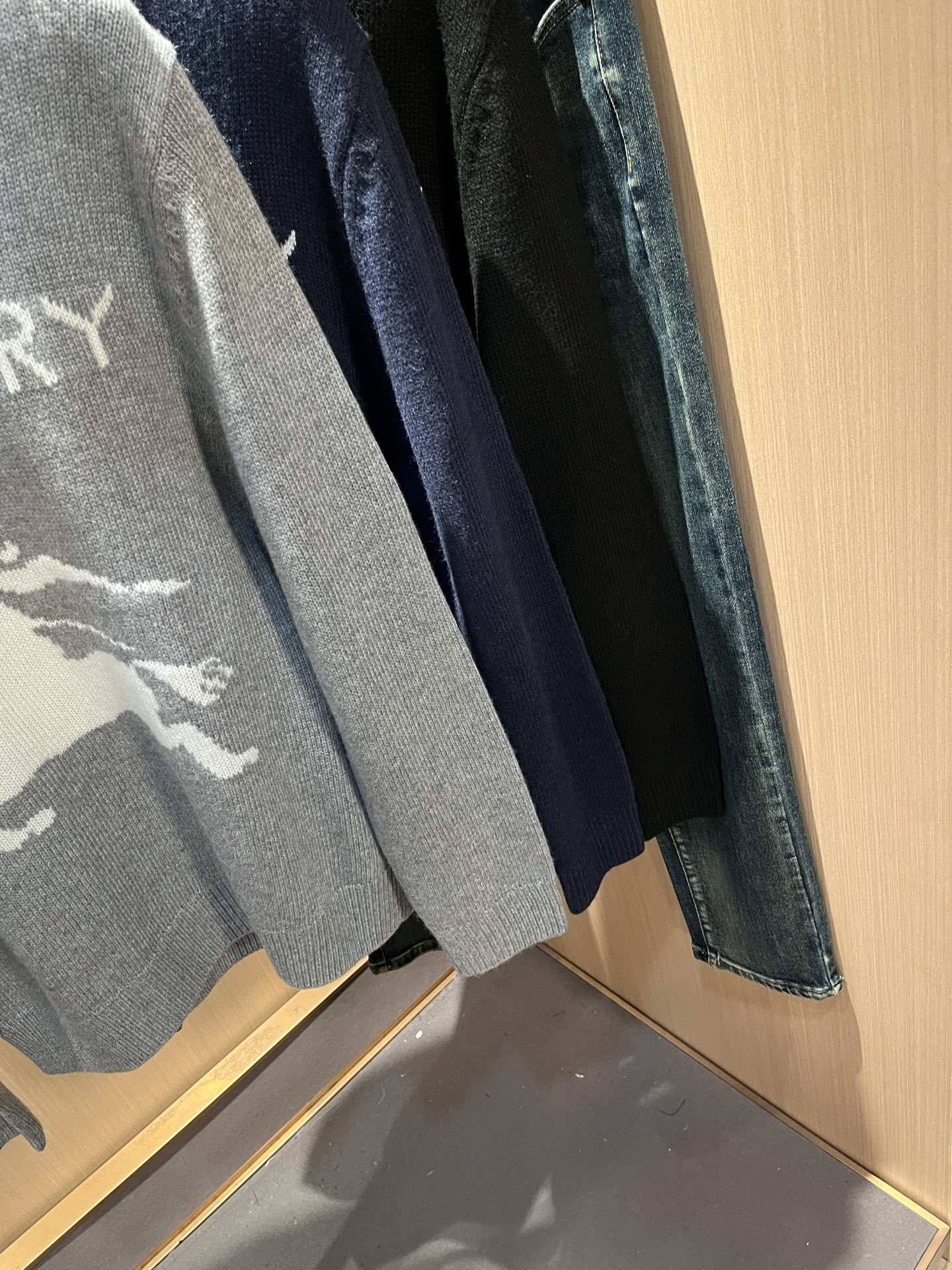 Bur*erry 巴*莉 2025秋冬新款针织羊毛衫，品牌经典设计元素！既不单调也不复杂,恰到好处的展现