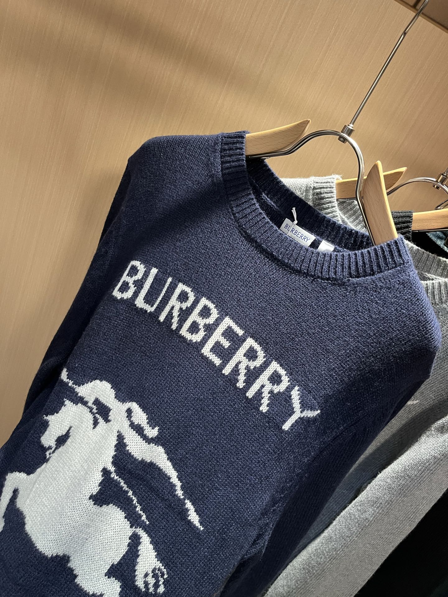 Bur*erry 巴*莉 2025秋冬新款针织羊毛衫，品牌经典设计元素！既不单调也不复杂,恰到好处的展现