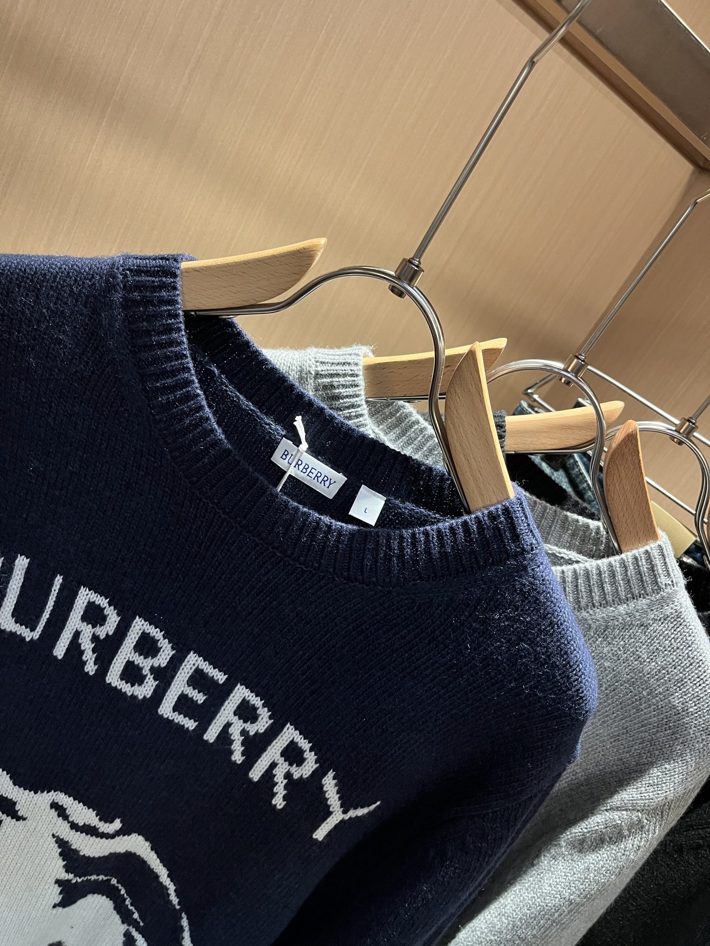 Bur*erry 巴*莉 2025秋冬新款针织羊毛衫，品牌经典设计元素！既不单调也不复杂,恰到好处的展现