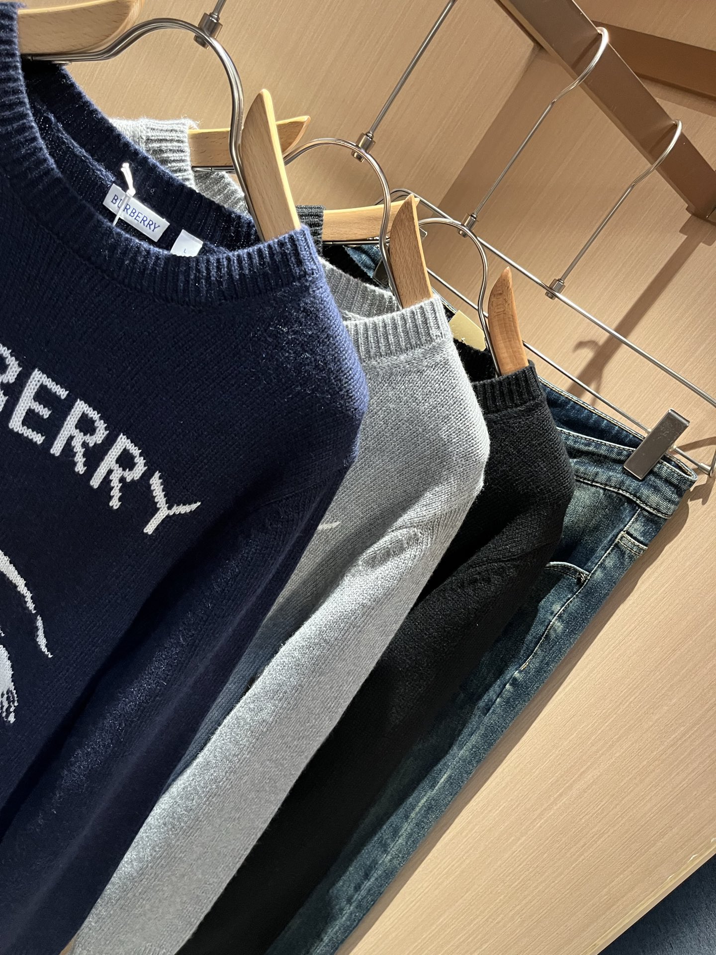 Bur*erry 巴*莉 2025秋冬新款针织羊毛衫，品牌经典设计元素！既不单调也不复杂,恰到好处的展现