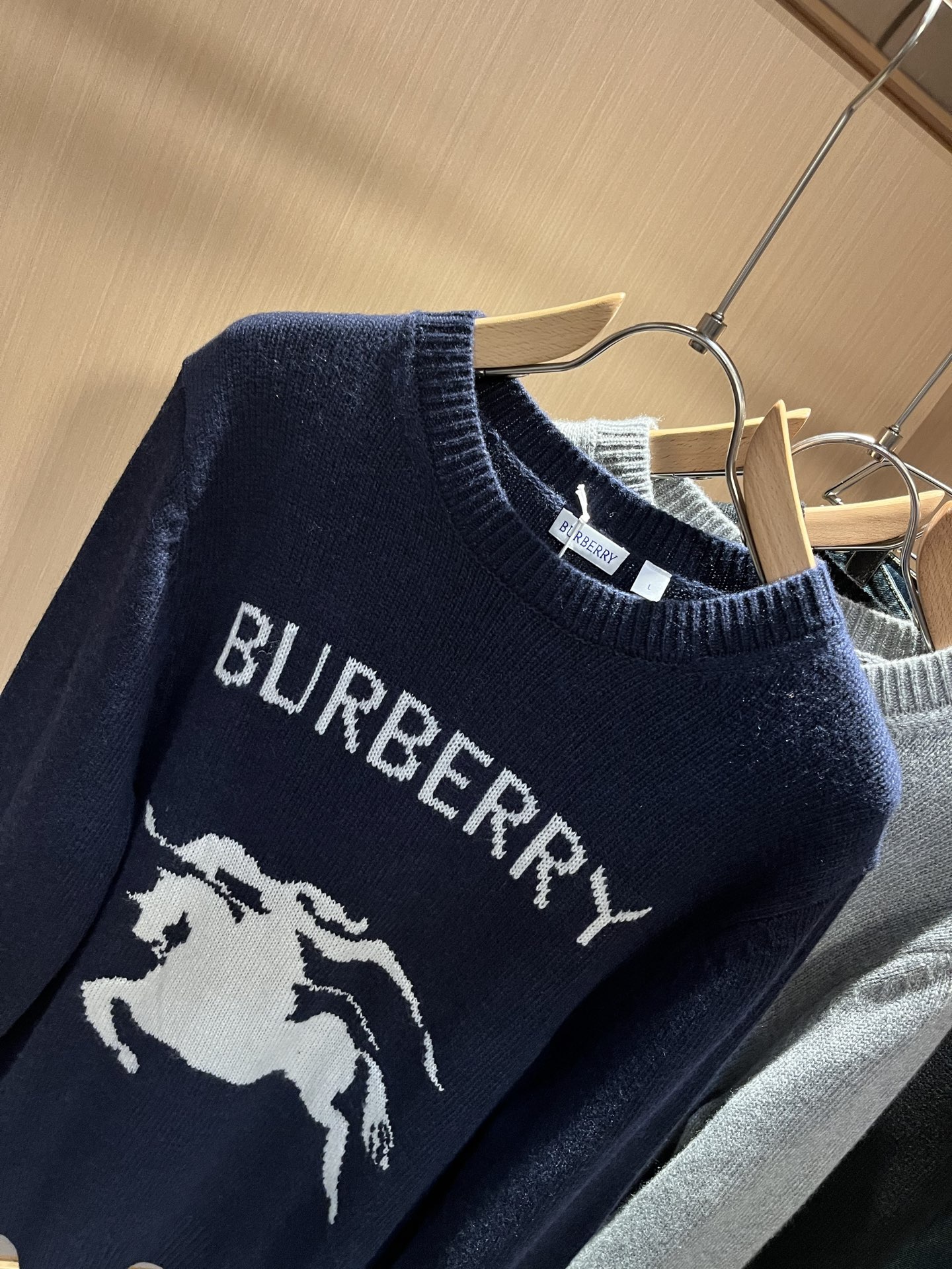 Bur*erry 巴*莉 2025秋冬新款针织羊毛衫，品牌经典设计元素！既不单调也不复杂,恰到好处的展现