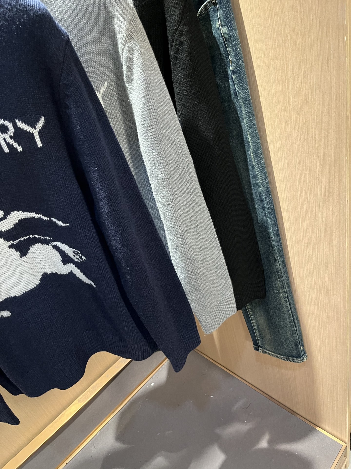 Bur*erry 巴*莉 2025秋冬新款针织羊毛衫，品牌经典设计元素！既不单调也不复杂,恰到好处的展现