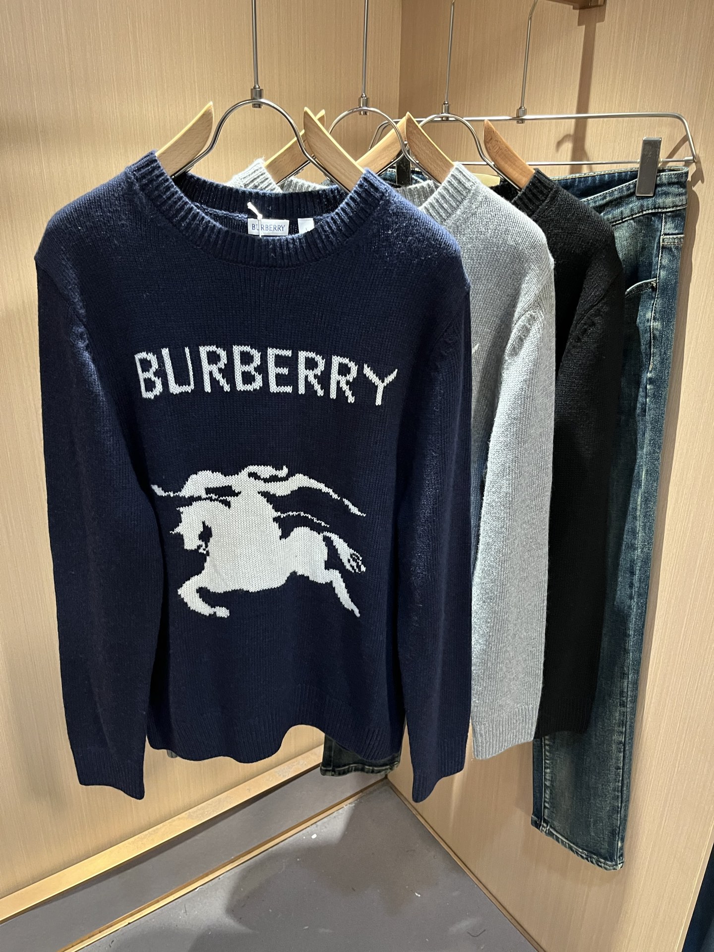 Bur*erry 巴*莉 2025秋冬新款针织羊毛衫，品牌经典设计元素！既不单调也不复杂,恰到好处的展现