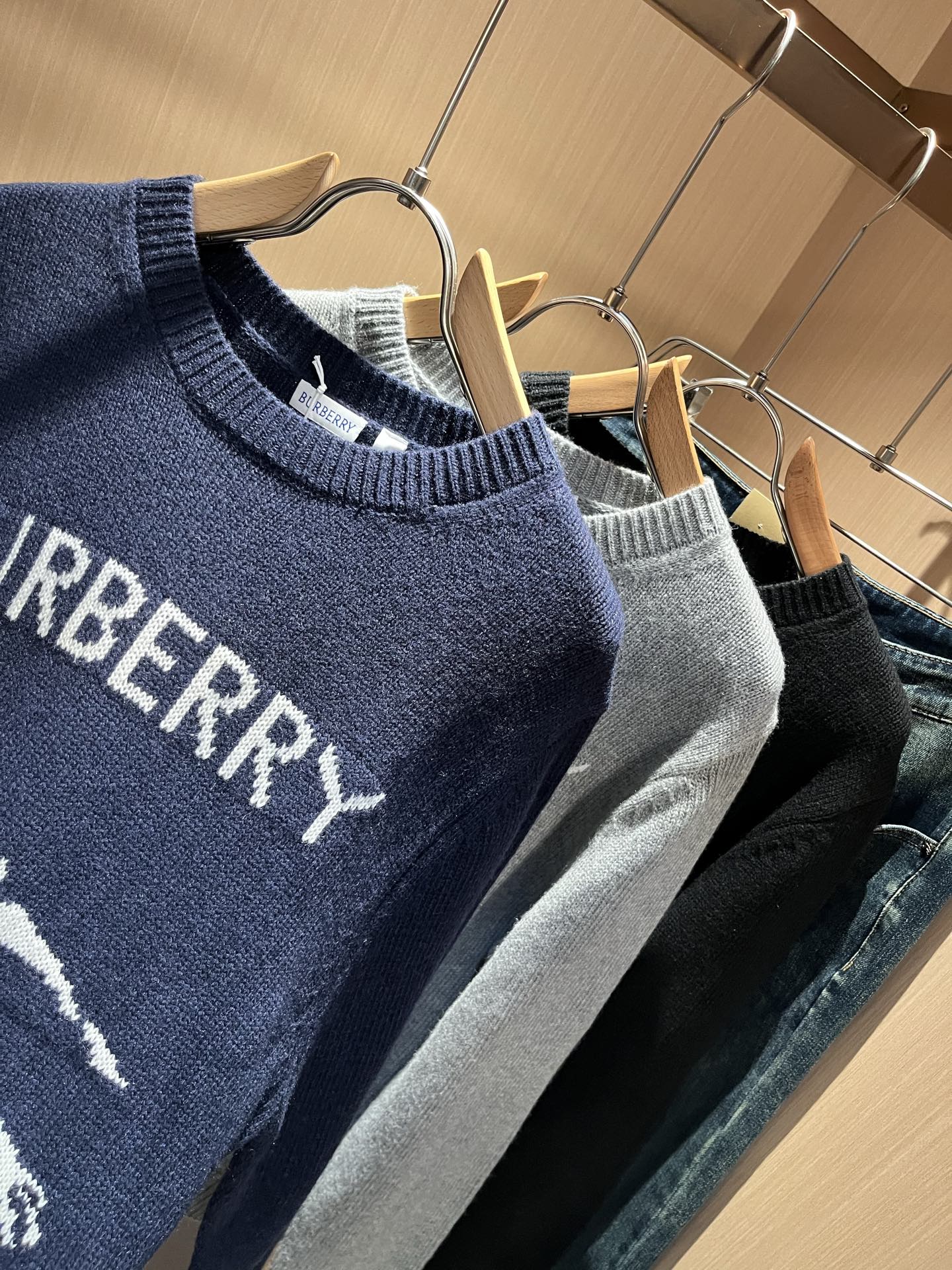 Bur*erry 巴*莉 2025秋冬新款针织羊毛衫，品牌经典设计元素！既不单调也不复杂,恰到好处的展现