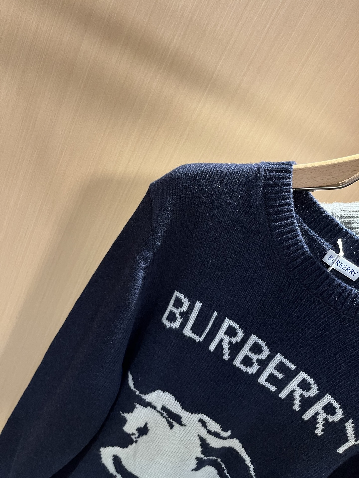 Bur*erry 巴*莉 2025秋冬新款针织羊毛衫，品牌经典设计元素！既不单调也不复杂,恰到好处的展现