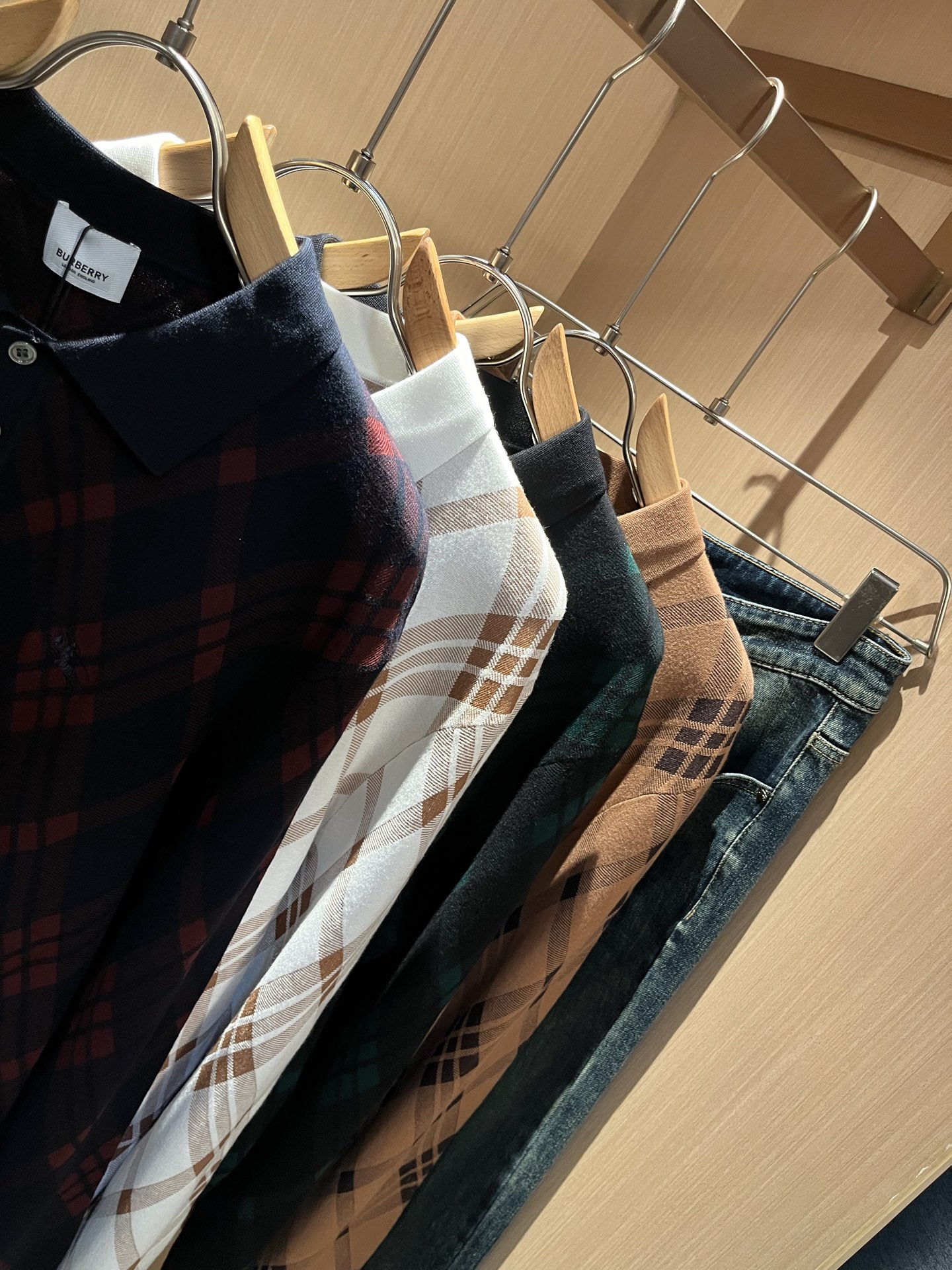 Bur*erry 巴*莉 2025秋冬新款男士针织羊毛衫，品牌最新设计元素！既不单调也不复杂,恰到好处的