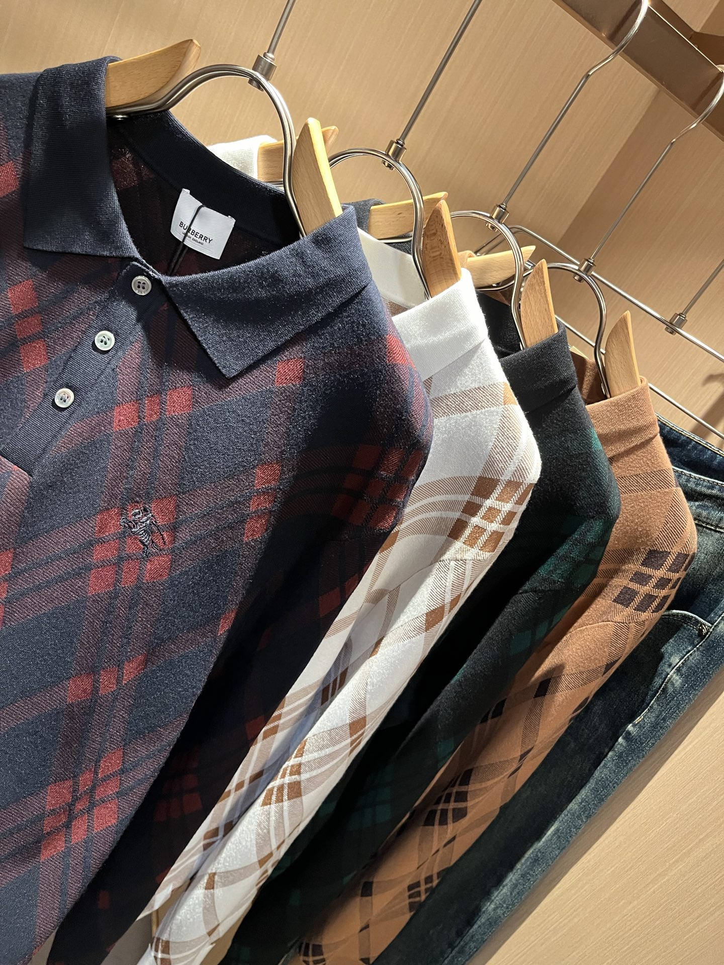 Bur*erry 巴*莉 2025秋冬新款男士针织羊毛衫，品牌最新设计元素！既不单调也不复杂,恰到好处的