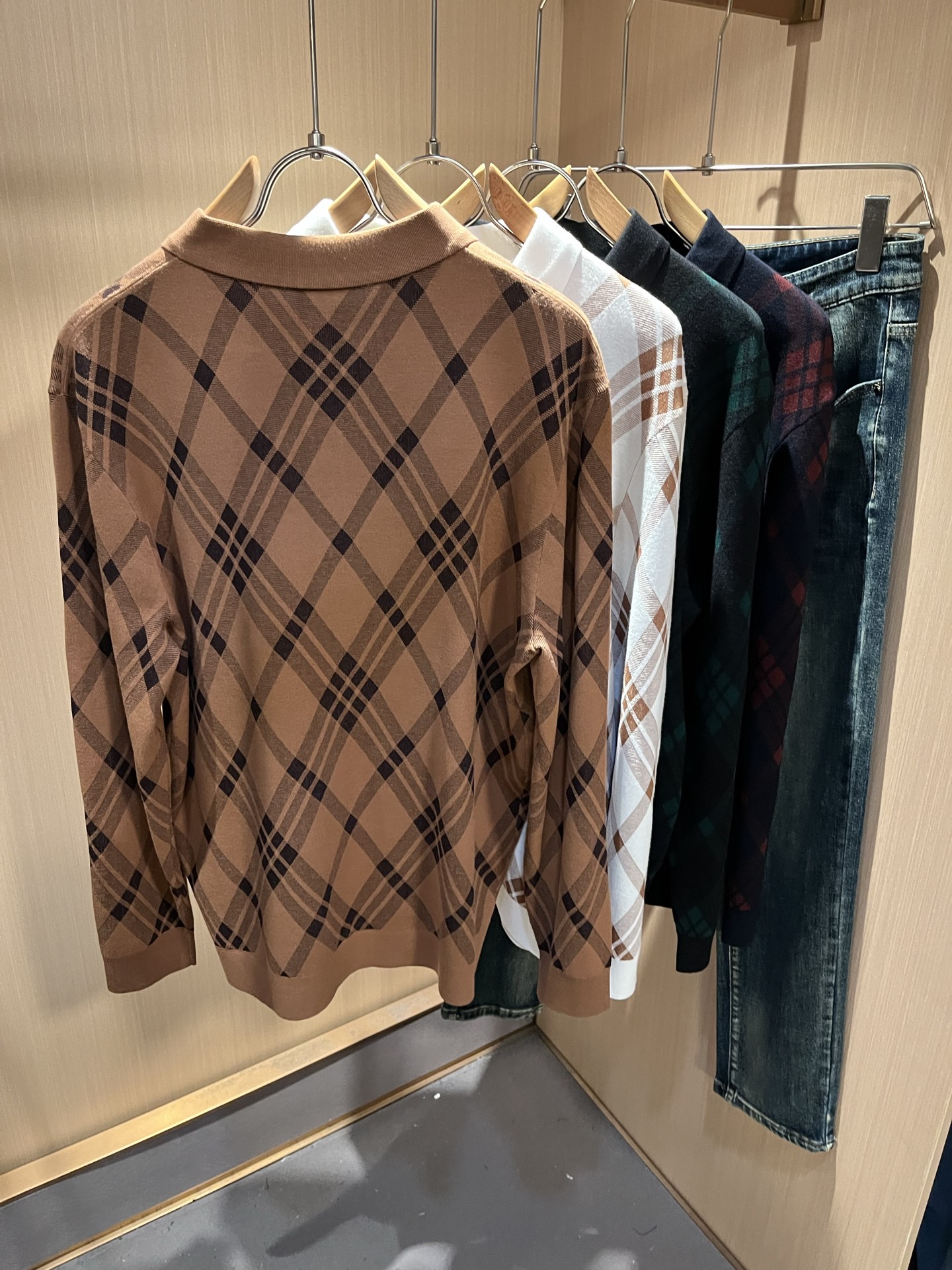 Bur*erry 巴*莉 2025秋冬新款男士针织羊毛衫，品牌最新设计元素！既不单调也不复杂,恰到好处的