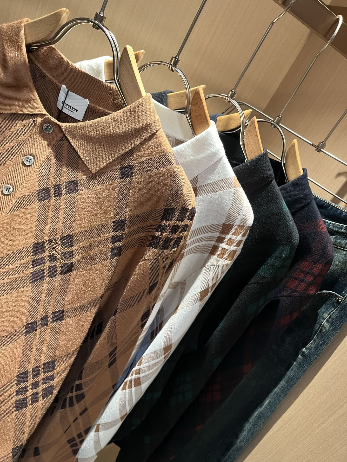 Bur*erry 巴*莉 2025秋冬新款男士针织羊毛衫，品牌最新设计元素！既不单调也不复杂,恰到好处的