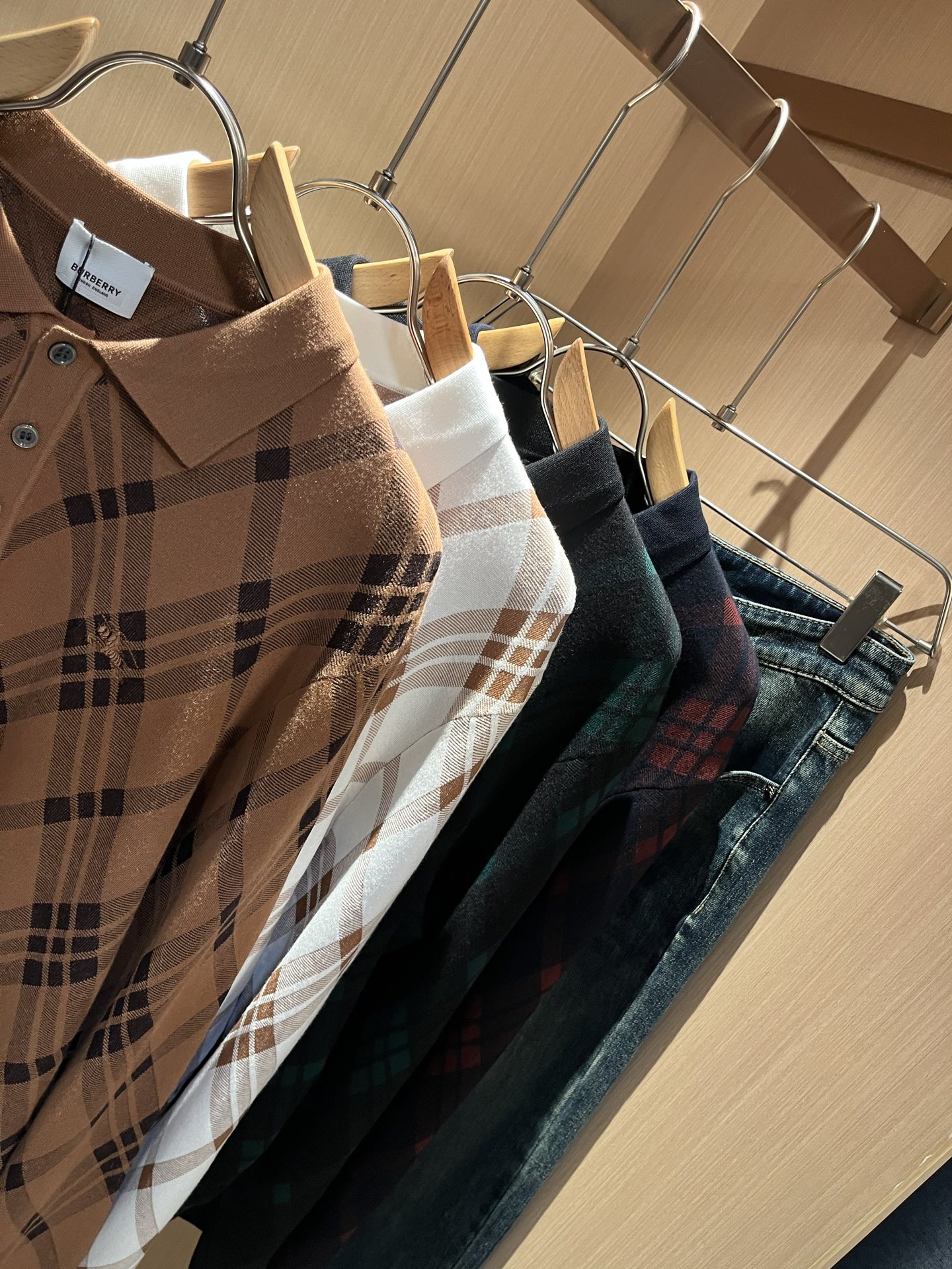 Bur*erry 巴*莉 2025秋冬新款男士针织羊毛衫，品牌最新设计元素！既不单调也不复杂,恰到好处的