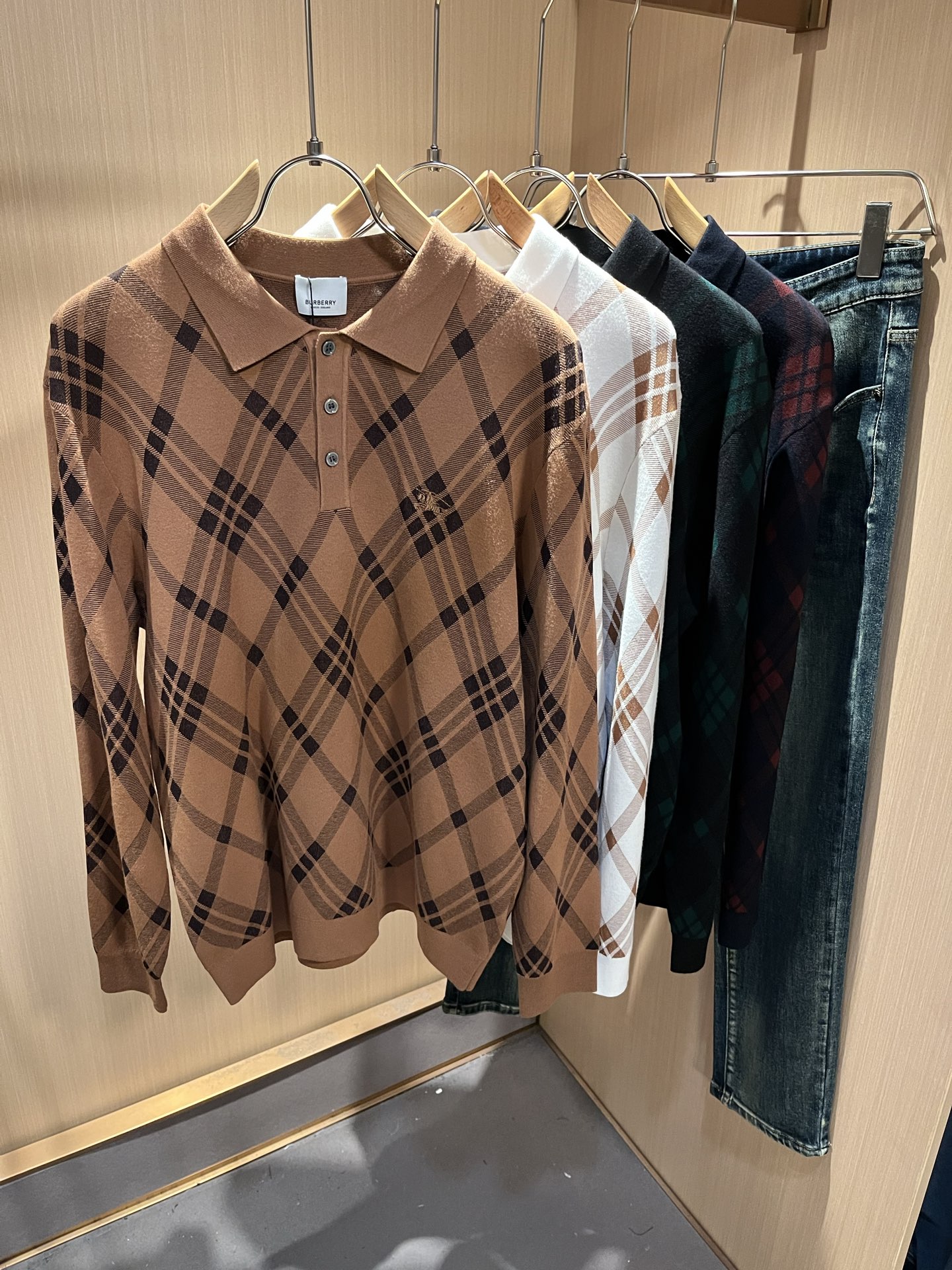 Bur*erry 巴*莉 2025秋冬新款男士针织羊毛衫，品牌最新设计元素！既不单调也不复杂,恰到好处的