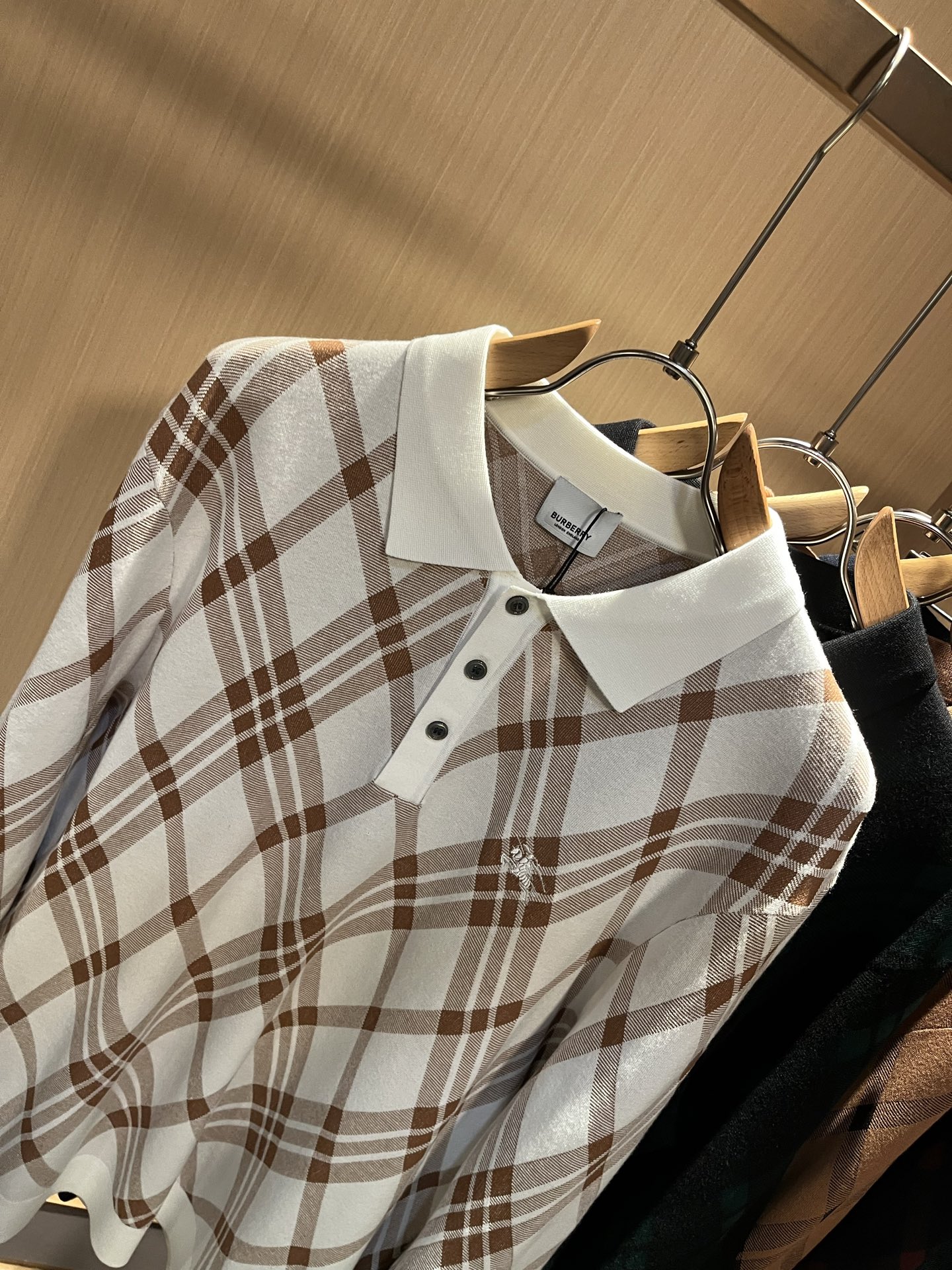 Bur*erry 巴*莉 2025秋冬新款男士针织羊毛衫，品牌最新设计元素！既不单调也不复杂,恰到好处的