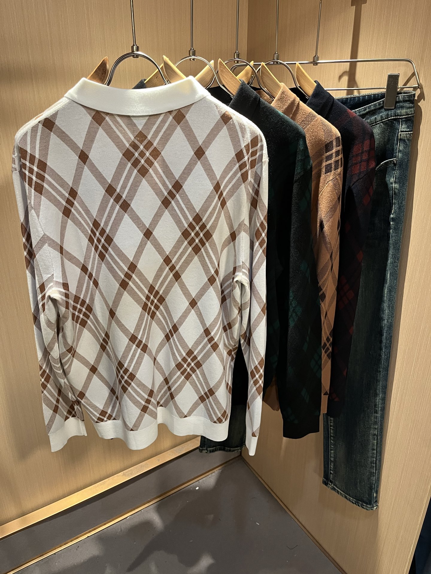 Bur*erry 巴*莉 2025秋冬新款男士针织羊毛衫，品牌最新设计元素！既不单调也不复杂,恰到好处的