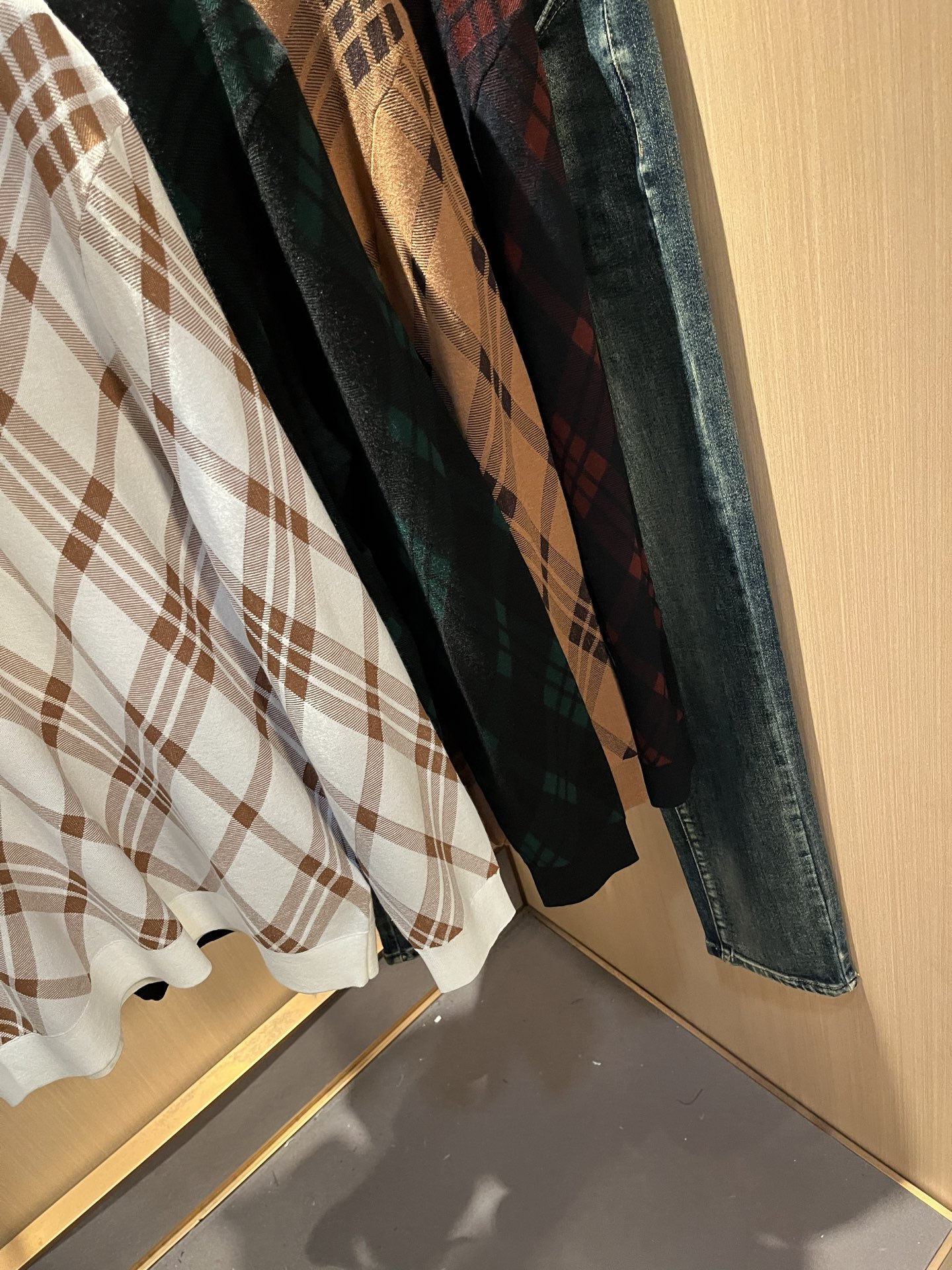 Bur*erry 巴*莉 2025秋冬新款男士针织羊毛衫，品牌最新设计元素！既不单调也不复杂,恰到好处的