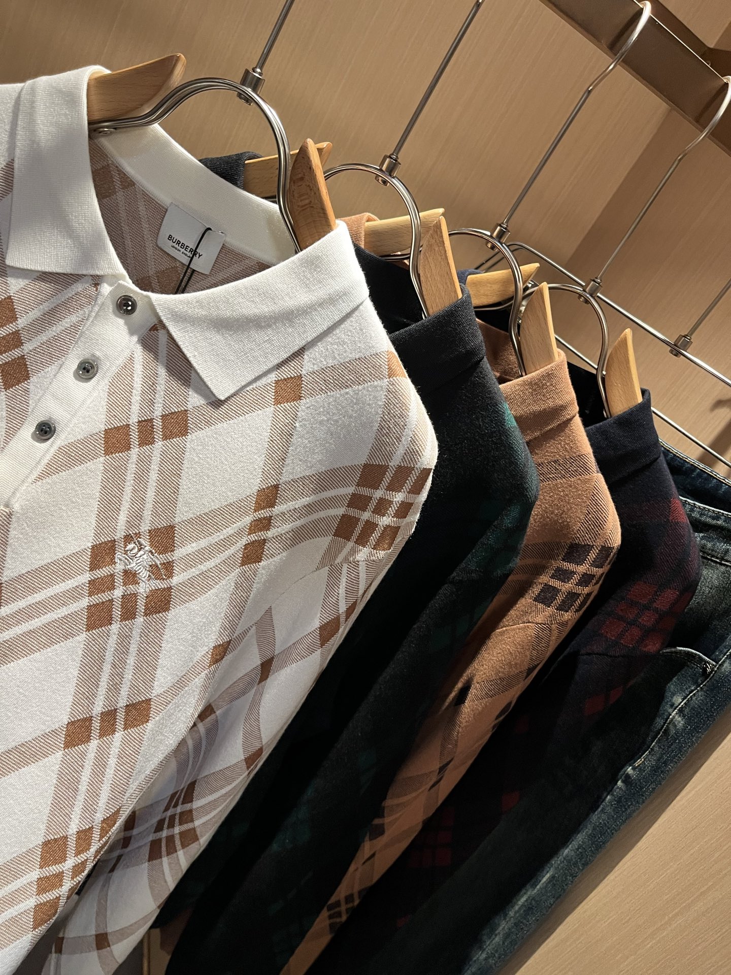 Bur*erry 巴*莉 2025秋冬新款男士针织羊毛衫，品牌最新设计元素！既不单调也不复杂,恰到好处的