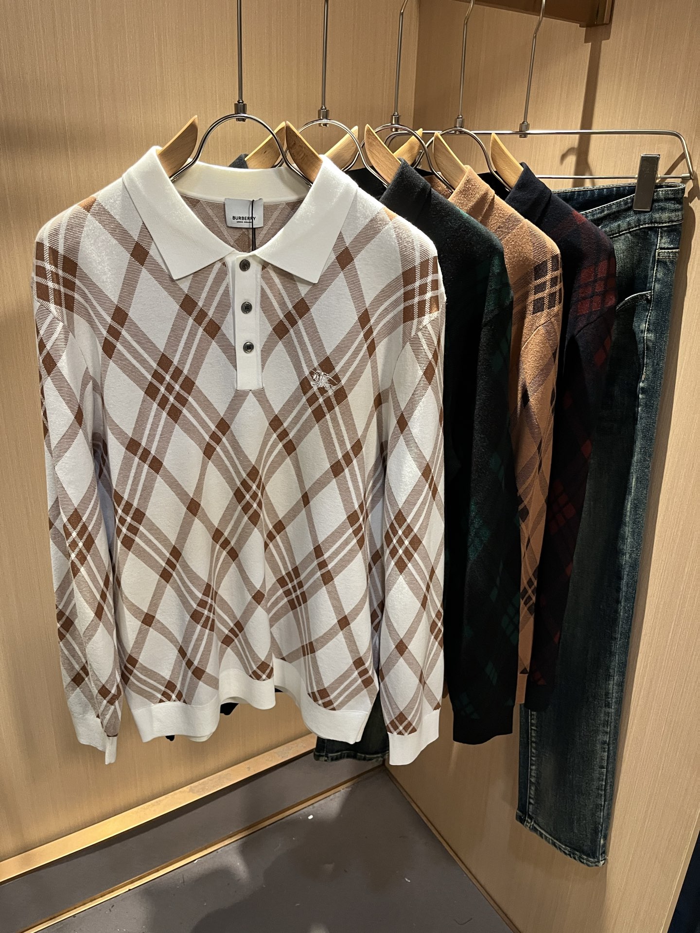 Bur*erry 巴*莉 2025秋冬新款男士针织羊毛衫，品牌最新设计元素！既不单调也不复杂,恰到好处的