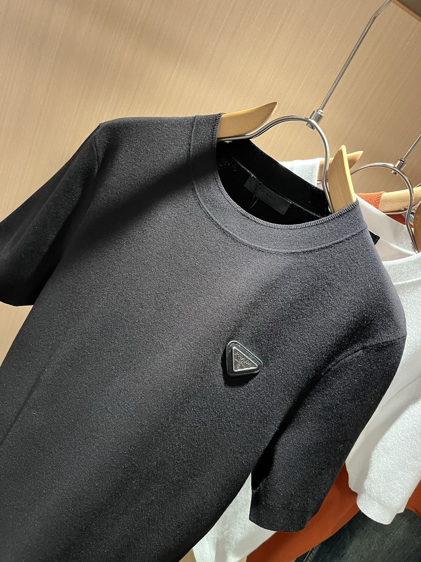 PRAD*A普*达2025秋冬新款男士短袖针织短袖T恤，最新款全网独家首上！！~既经典有时尚百搭，谁不爱