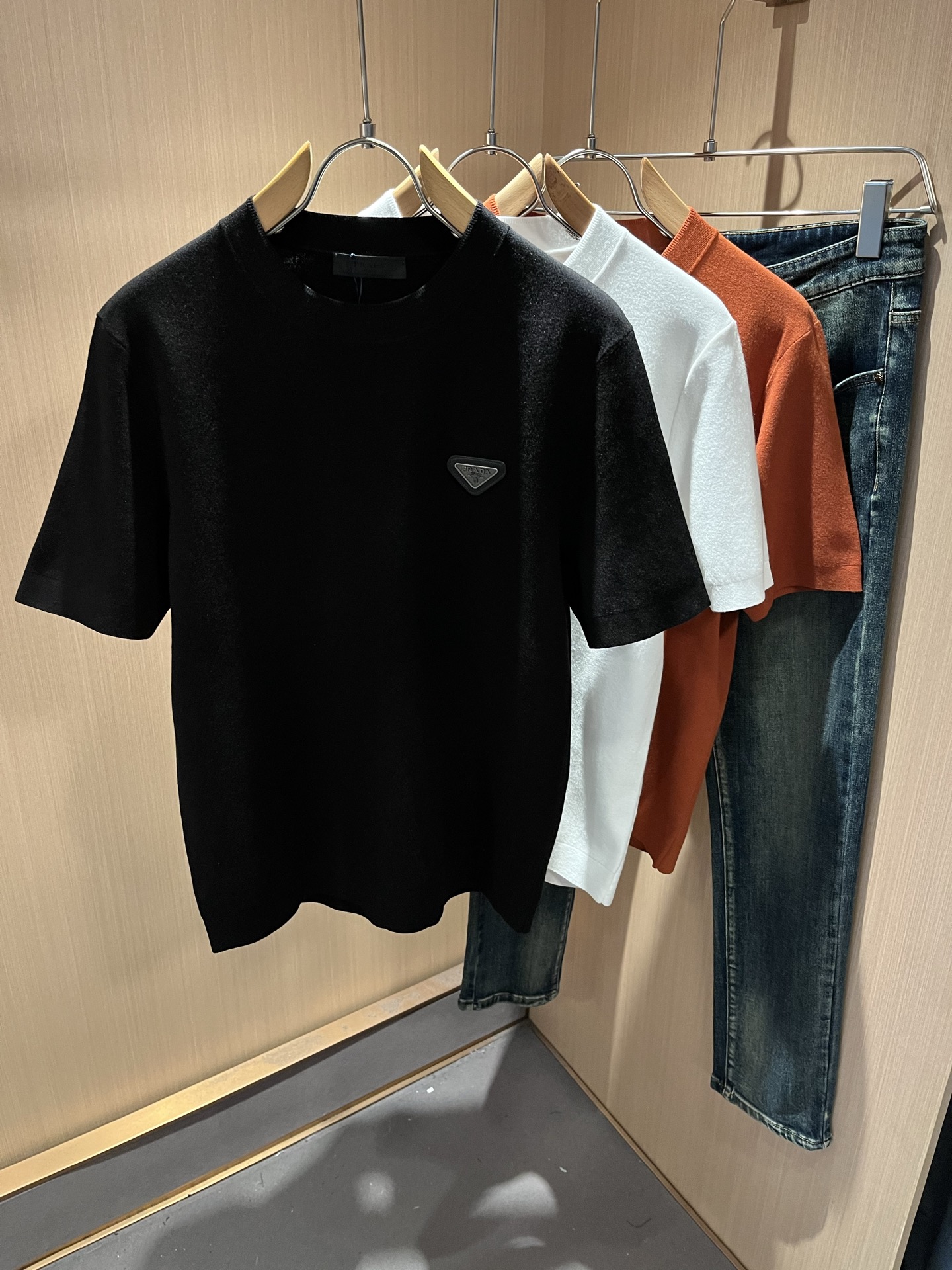 PRAD*A普*达2025秋冬新款男士短袖针织短袖T恤，最新款全网独家首上！！~既经典有时尚百搭，谁不爱