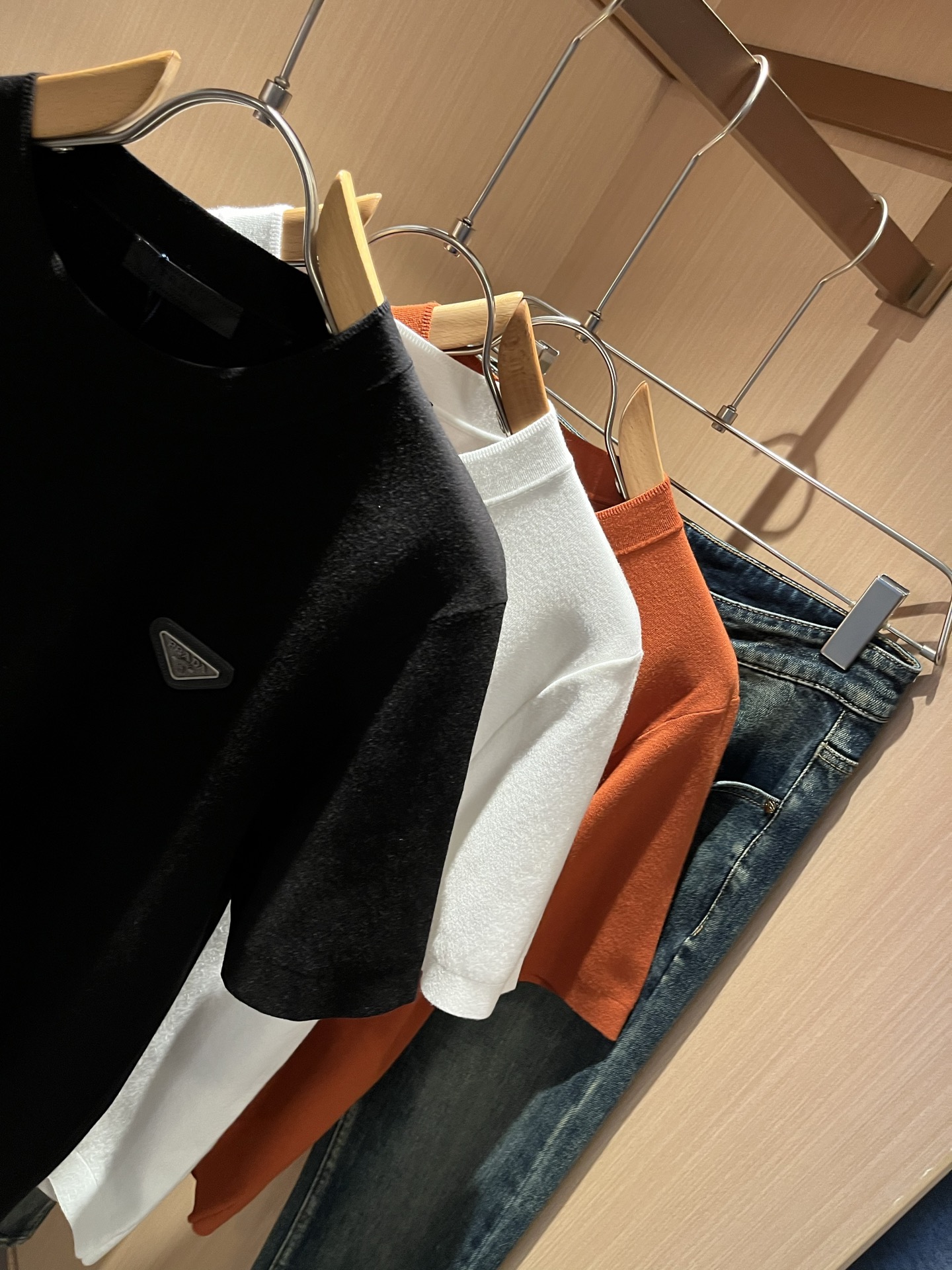 PRAD*A普*达2025秋冬新款男士短袖针织短袖T恤，最新款全网独家首上！！~既经典有时尚百搭，谁不爱