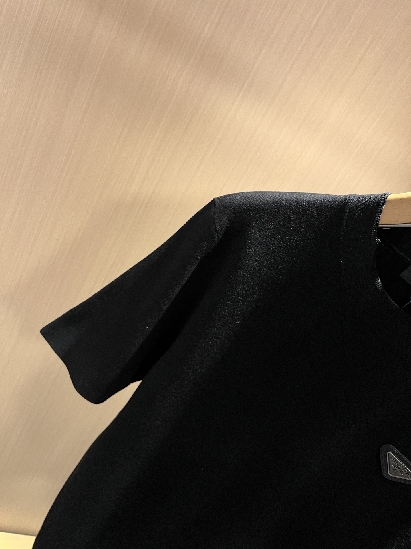 PRAD*A普*达2025秋冬新款男士短袖针织短袖T恤，最新款全网独家首上！！~既经典有时尚百搭，谁不爱