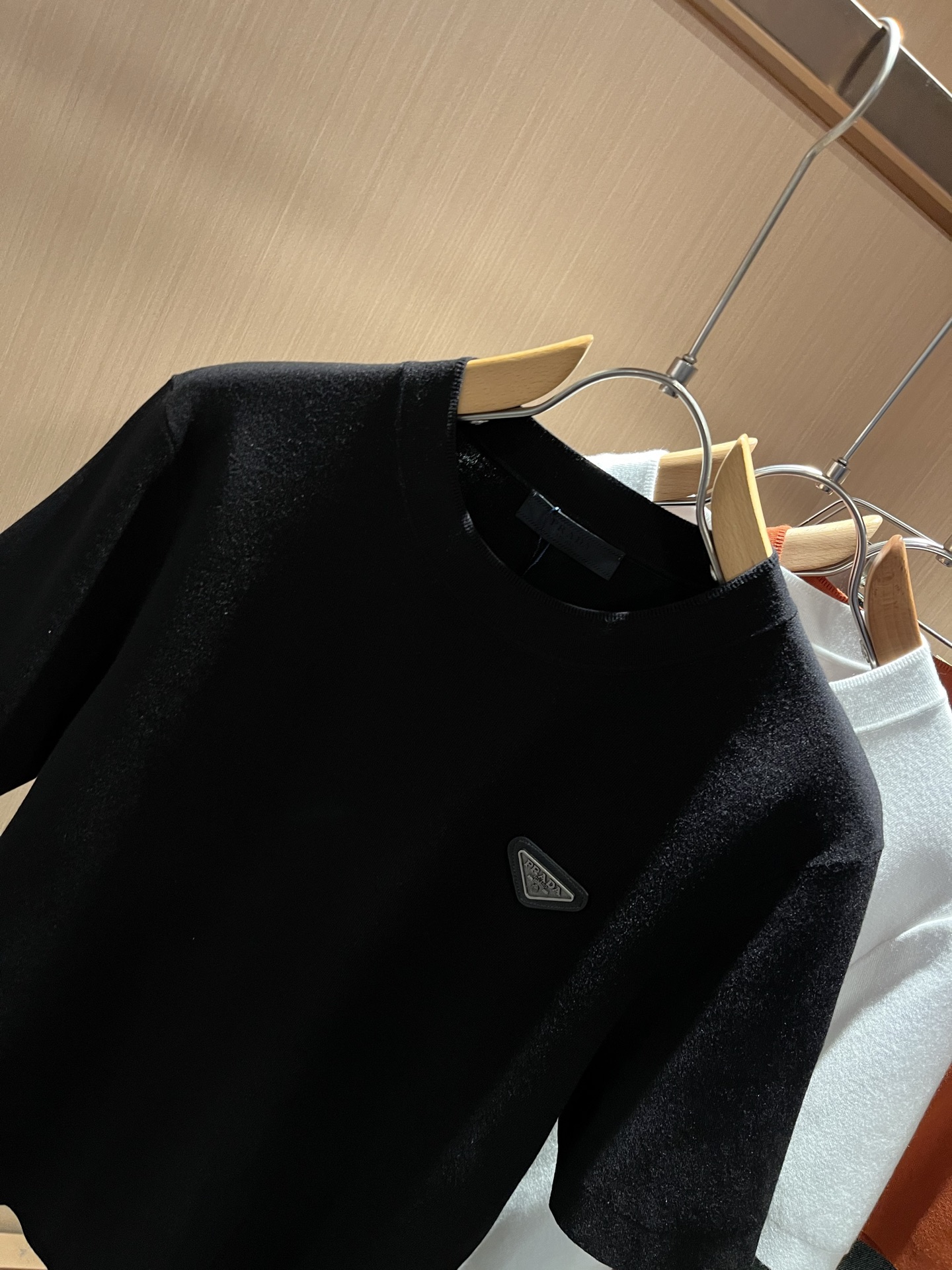 PRAD*A普*达2025秋冬新款男士短袖针织短袖T恤，最新款全网独家首上！！~既经典有时尚百搭，谁不爱