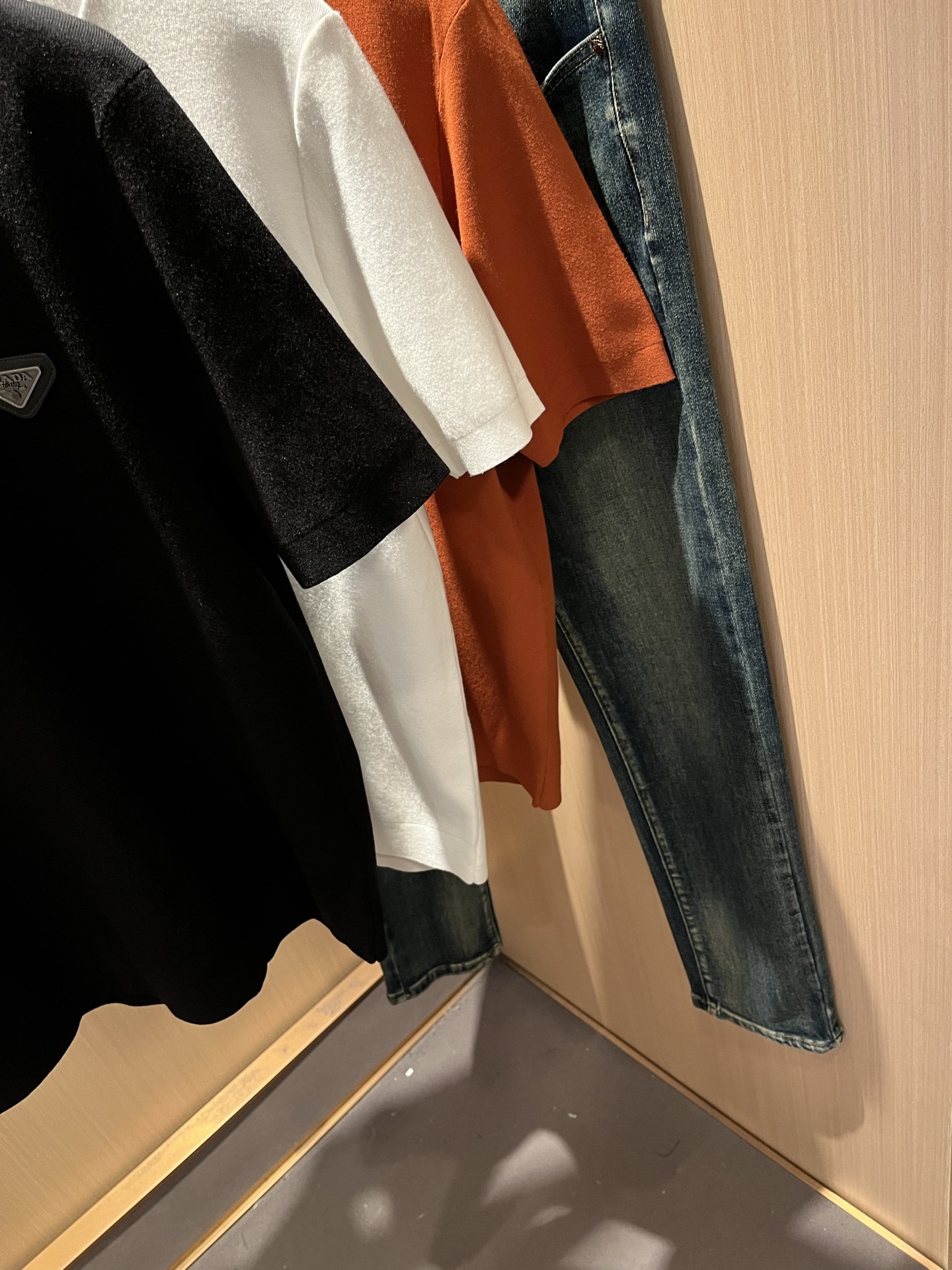 PRAD*A普*达2025秋冬新款男士短袖针织短袖T恤，最新款全网独家首上！！~既经典有时尚百搭，谁不爱