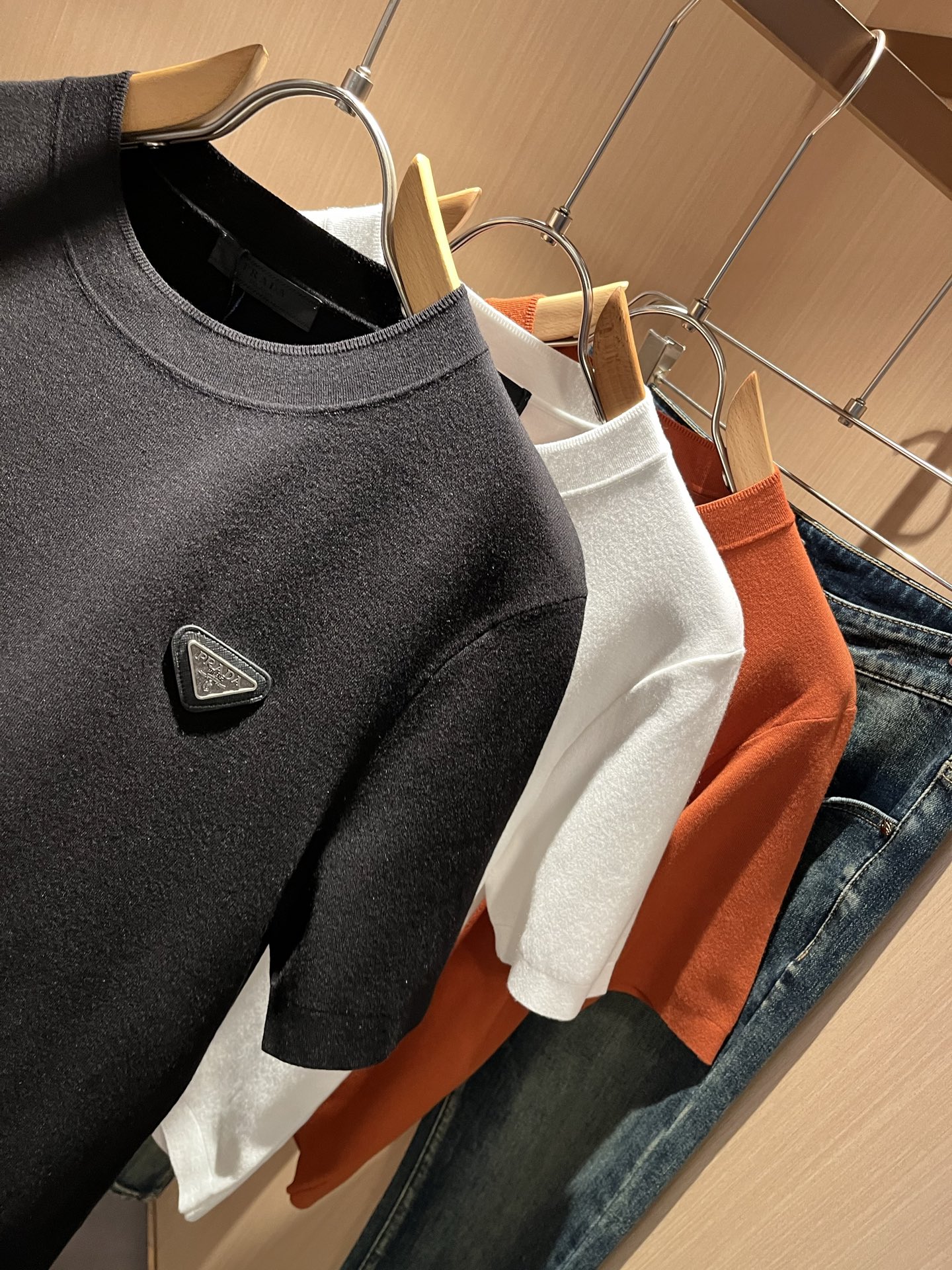 PRAD*A普*达2025秋冬新款男士短袖针织短袖T恤，最新款全网独家首上！！~既经典有时尚百搭，谁不爱