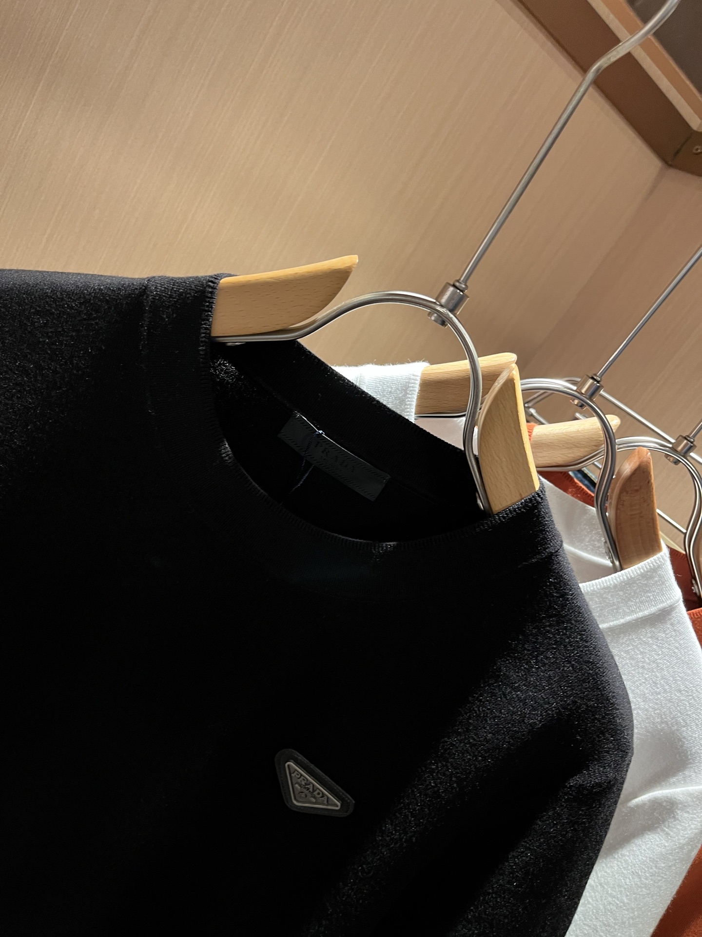 PRAD*A普*达2025秋冬新款男士短袖针织短袖T恤，最新款全网独家首上！！~既经典有时尚百搭，谁不爱