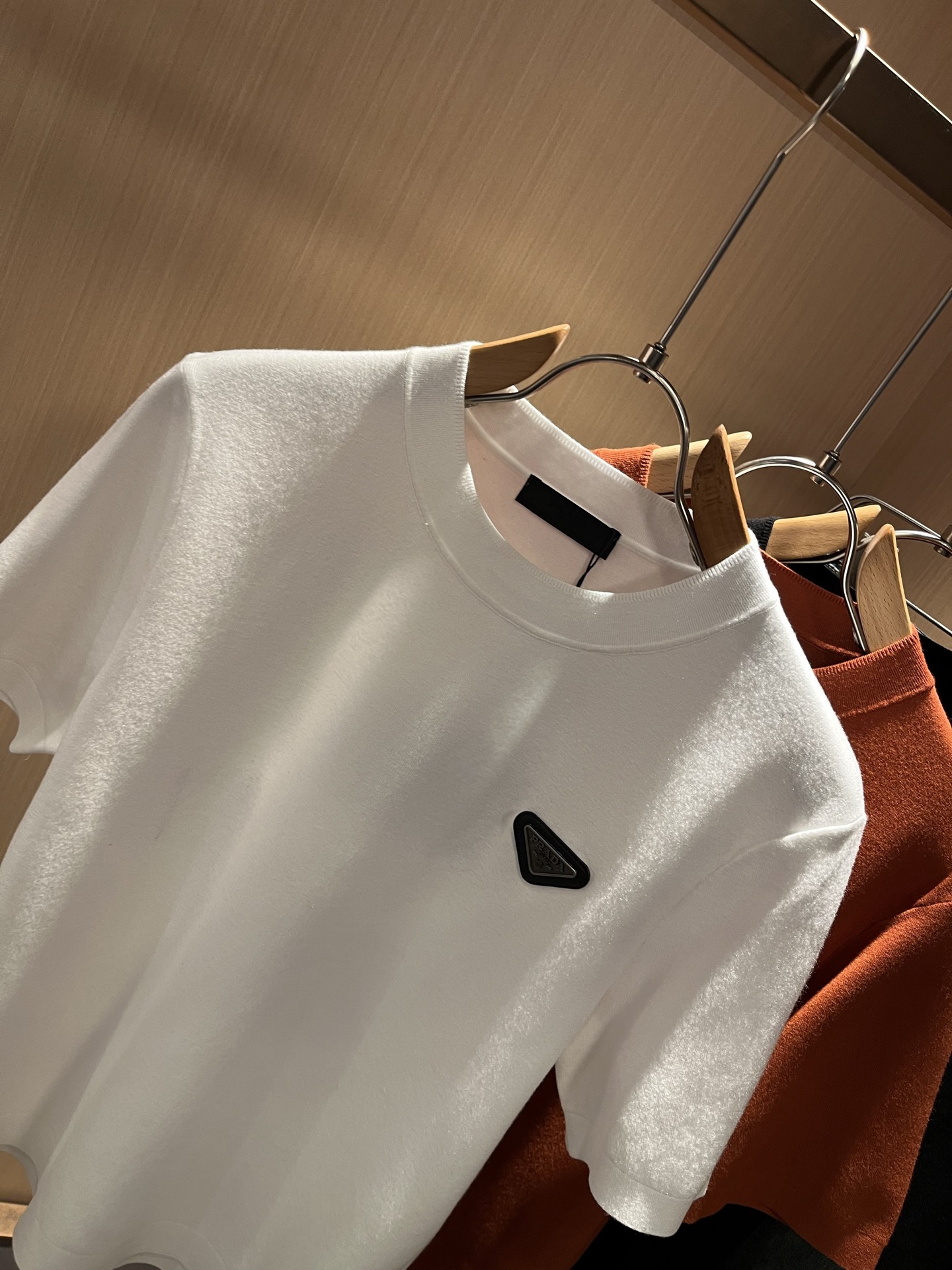 PRAD*A普*达2025秋冬新款男士短袖针织短袖T恤，最新款全网独家首上！！~既经典有时尚百搭，谁不爱