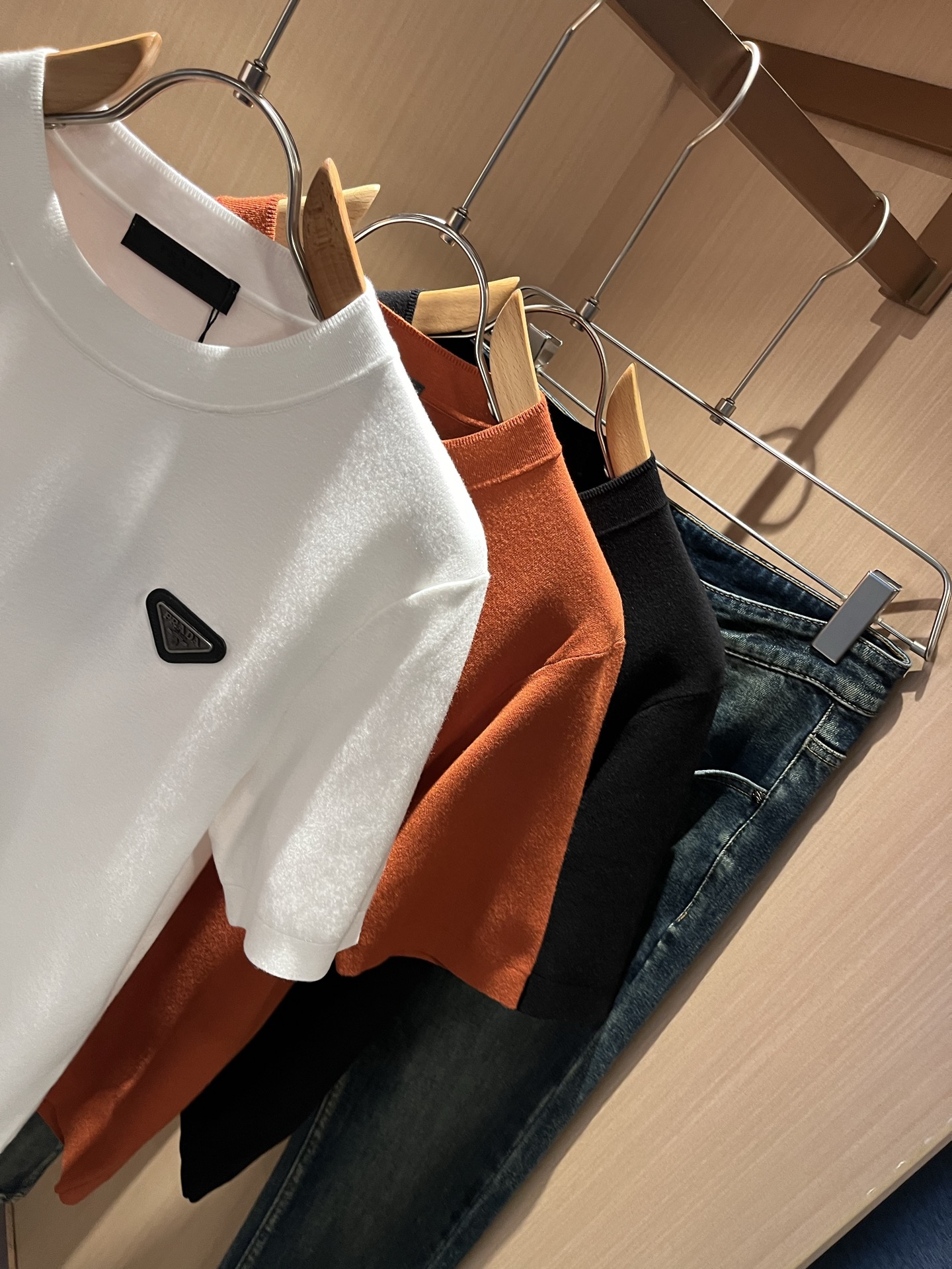 PRAD*A普*达2025秋冬新款男士短袖针织短袖T恤，最新款全网独家首上！！~既经典有时尚百搭，谁不爱