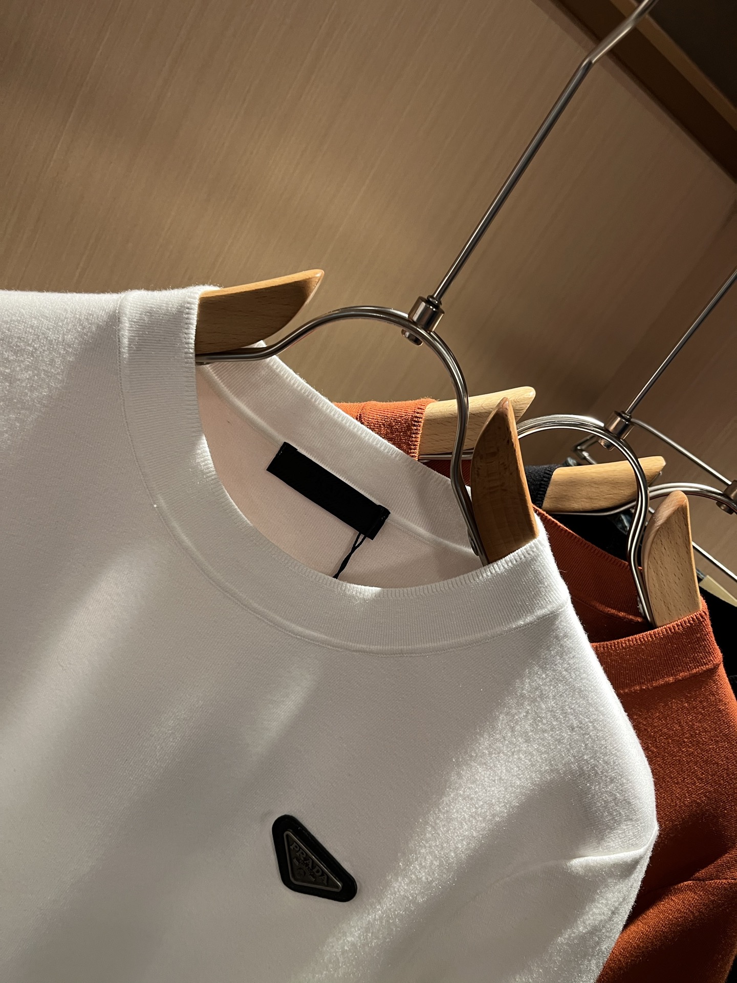 PRAD*A普*达2025秋冬新款男士短袖针织短袖T恤，最新款全网独家首上！！~既经典有时尚百搭，谁不爱